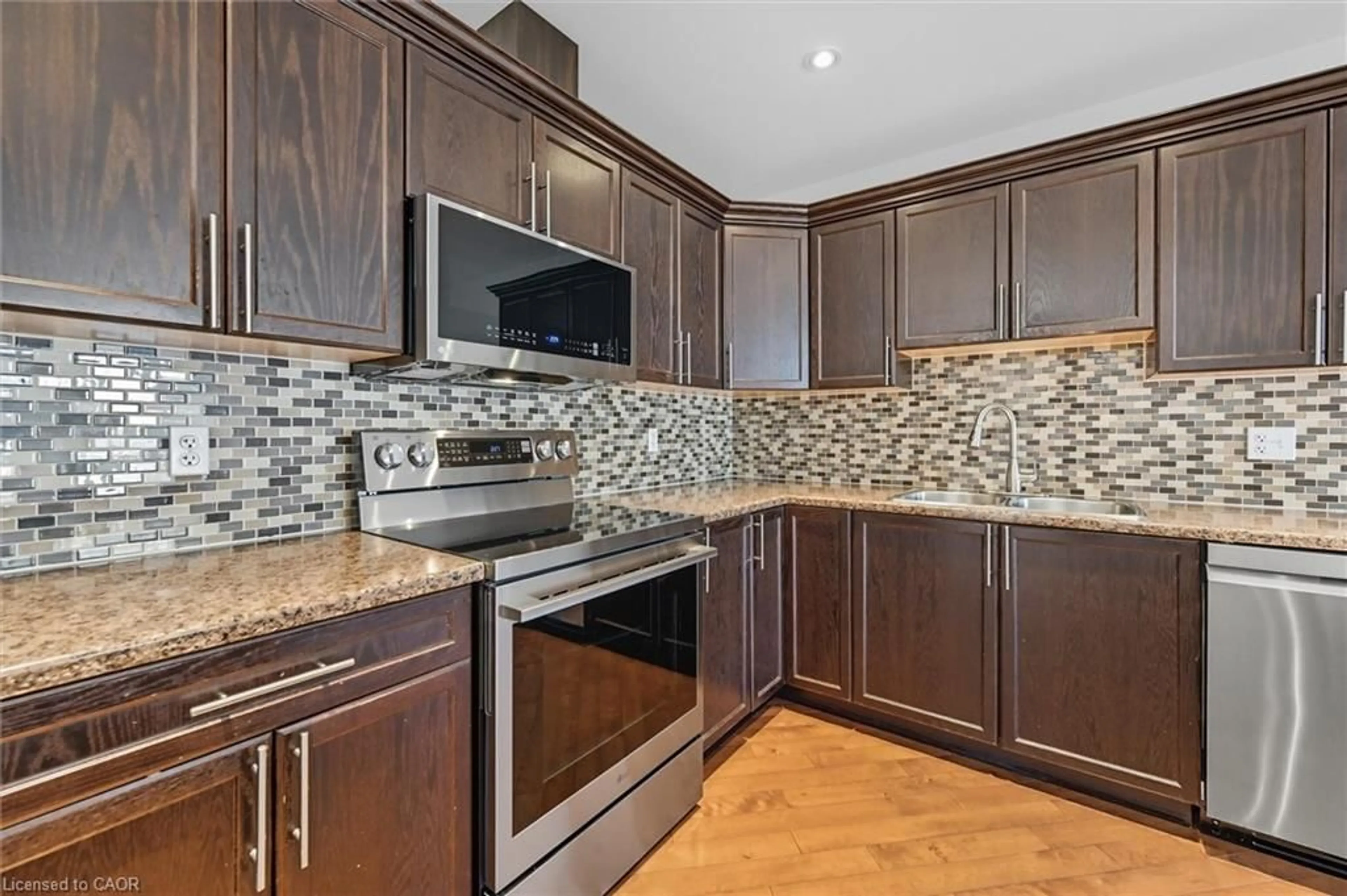 Standard kitchen, ceramic/tile floor for 88 Wood St, Hamilton Ontario L8L 3Y4