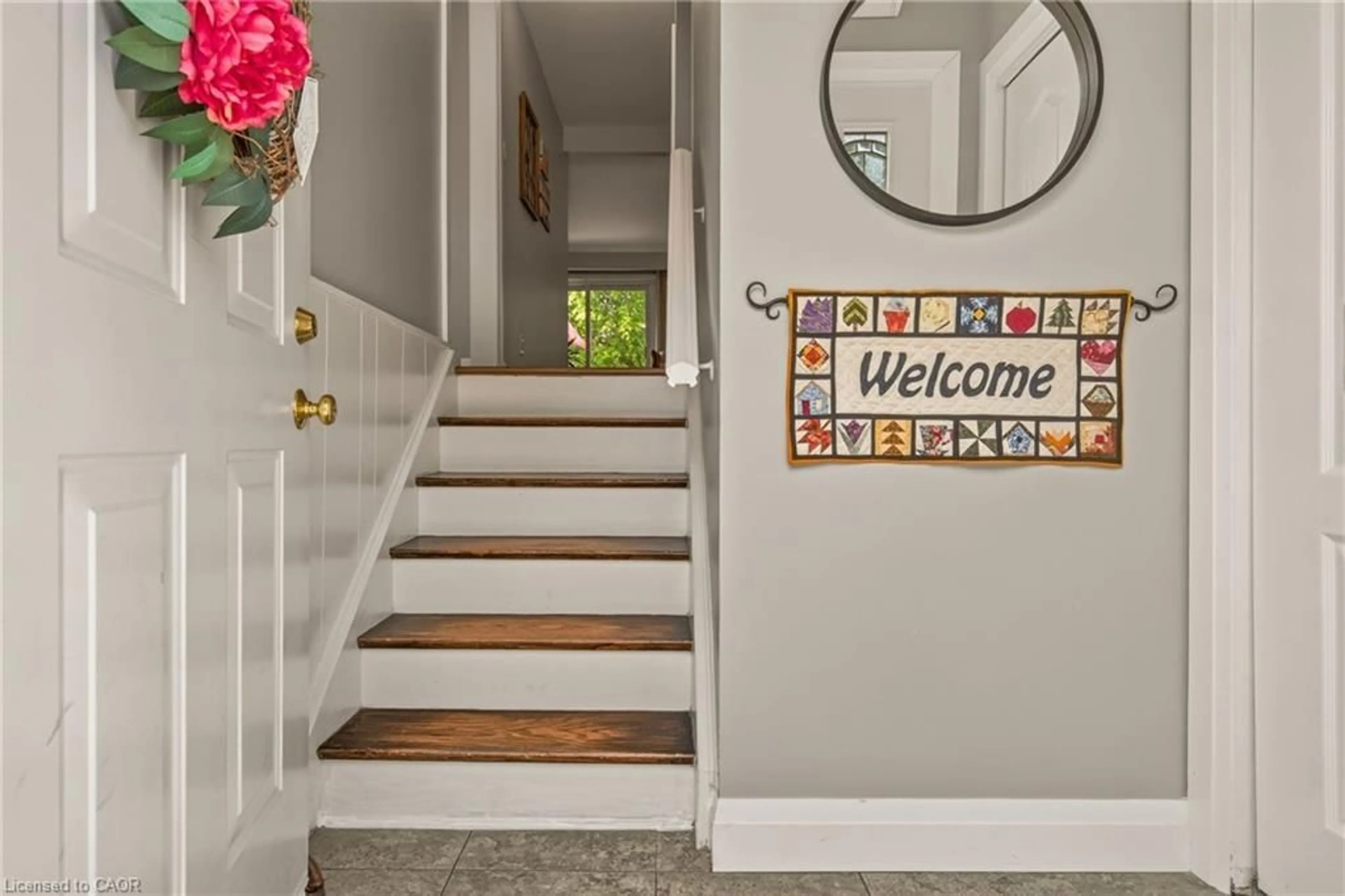 Indoor entryway for 2241 Mountain Grove Ave #90, Burlington Ontario L7P 2H8