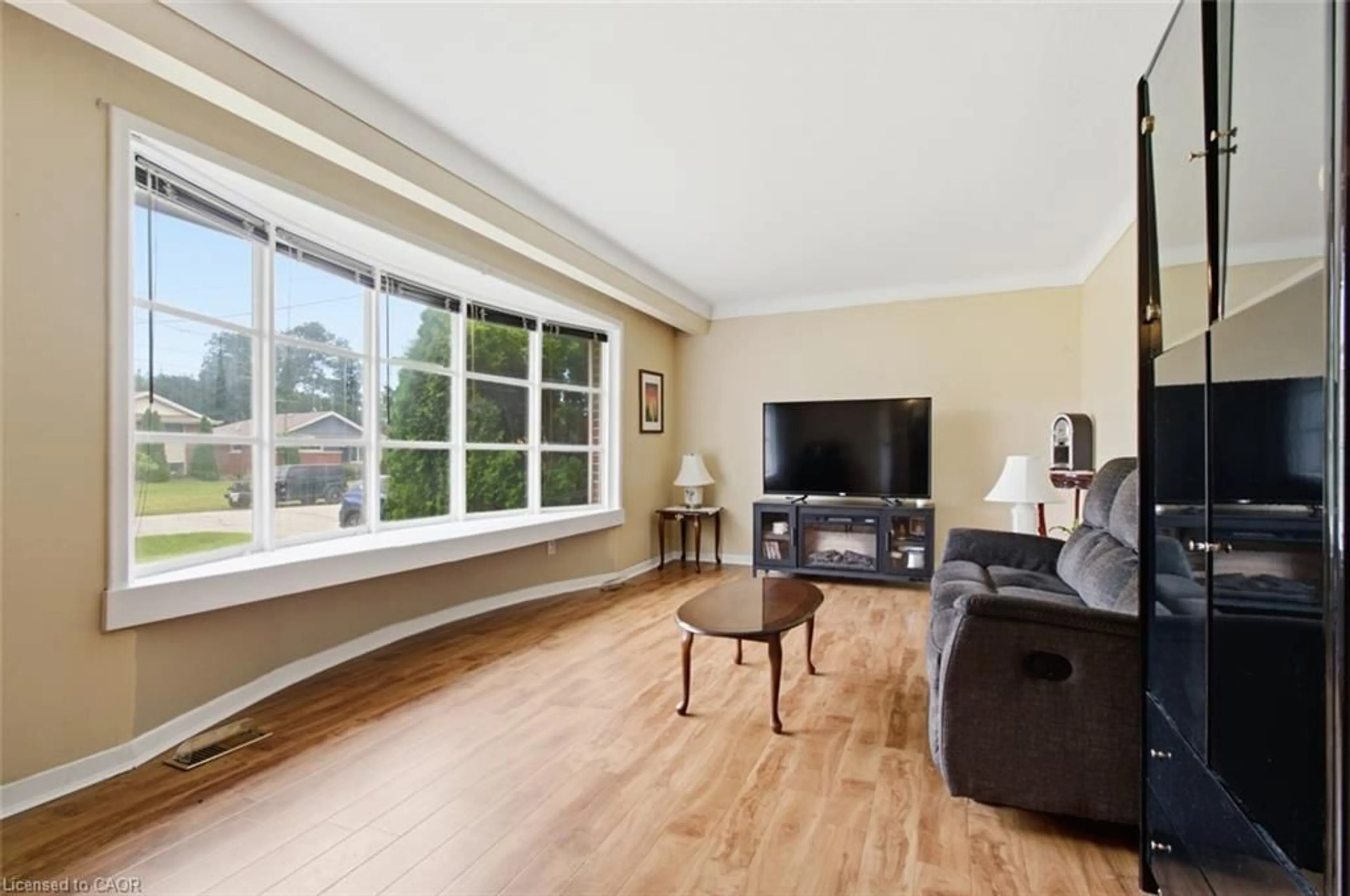 Living room with furniture, wood/laminate floor for 4381 Jackson St, Beamsville Ontario L3J 0N9