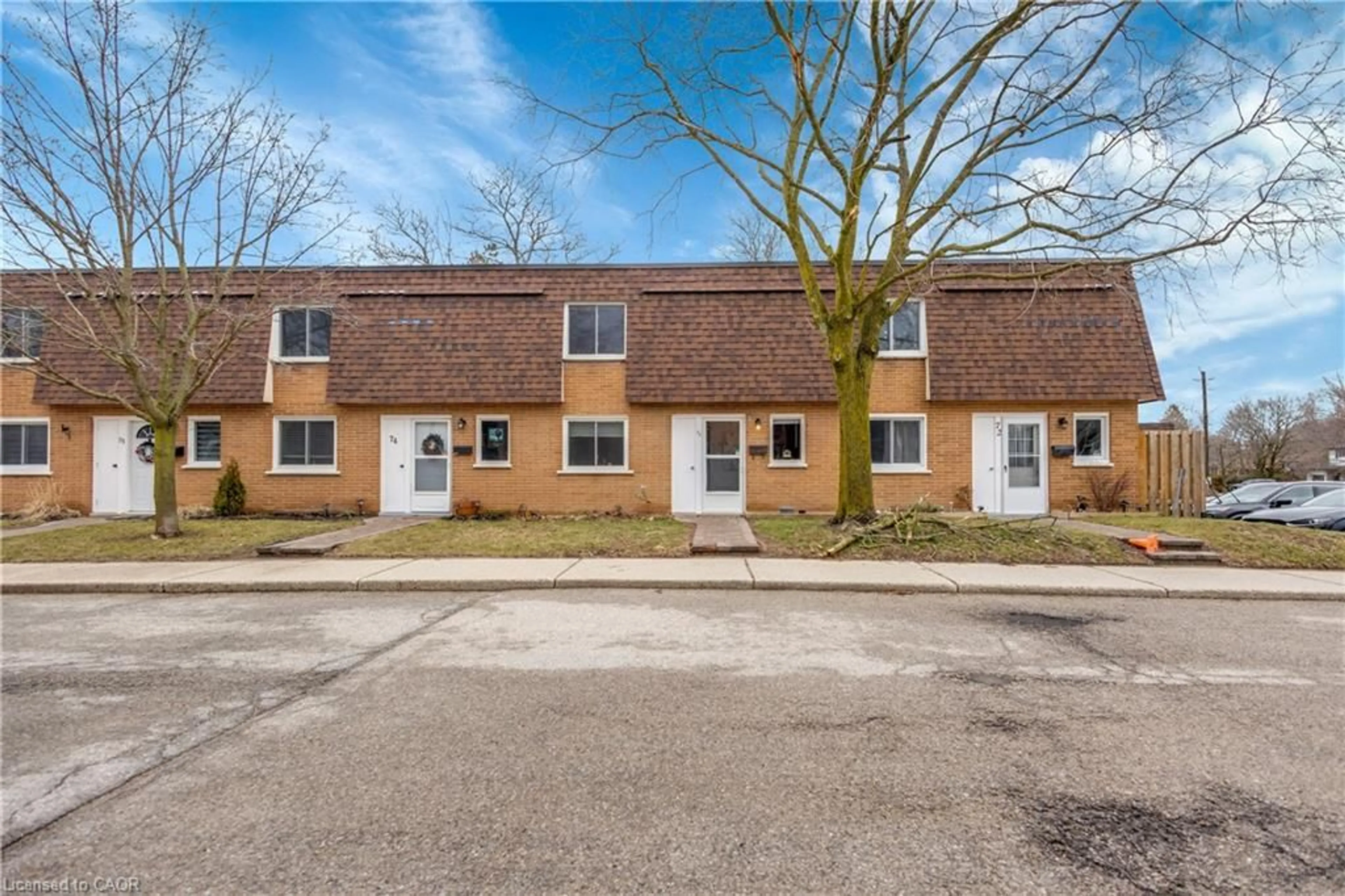 A pic from outside/outdoor area/front of a property/back of a property/a pic from drone, street for 120 Country Club Dr #73, Guelph Ontario N1E 3K7