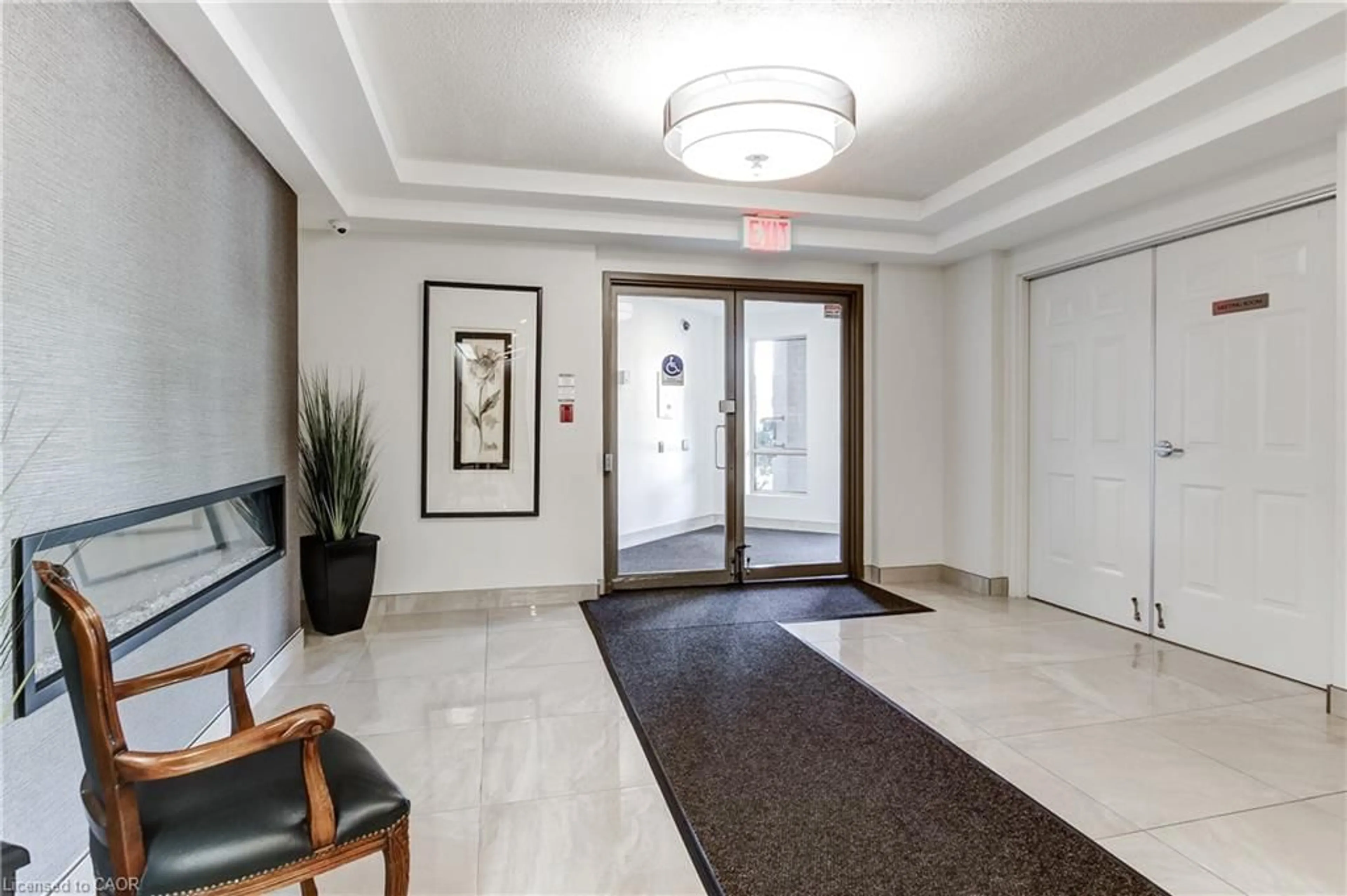 Indoor foyer for 3497 Upper Middle Rd #505, Burlington Ontario L7M 4T6
