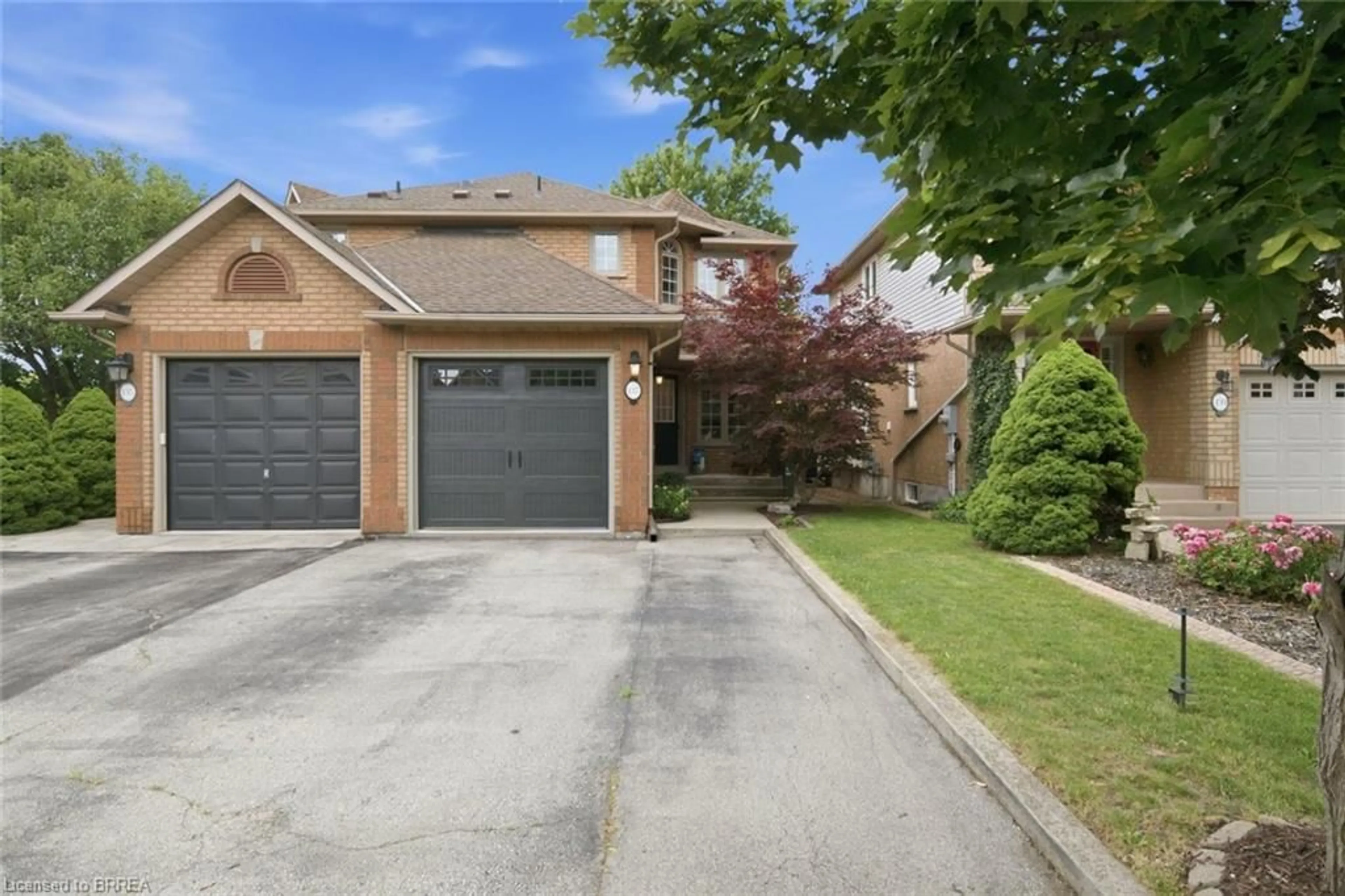 A pic from outside/outdoor area/front of a property/back of a property/a pic from drone, street for 137 Chudleigh St, Waterdown Ontario L8B 0J4
