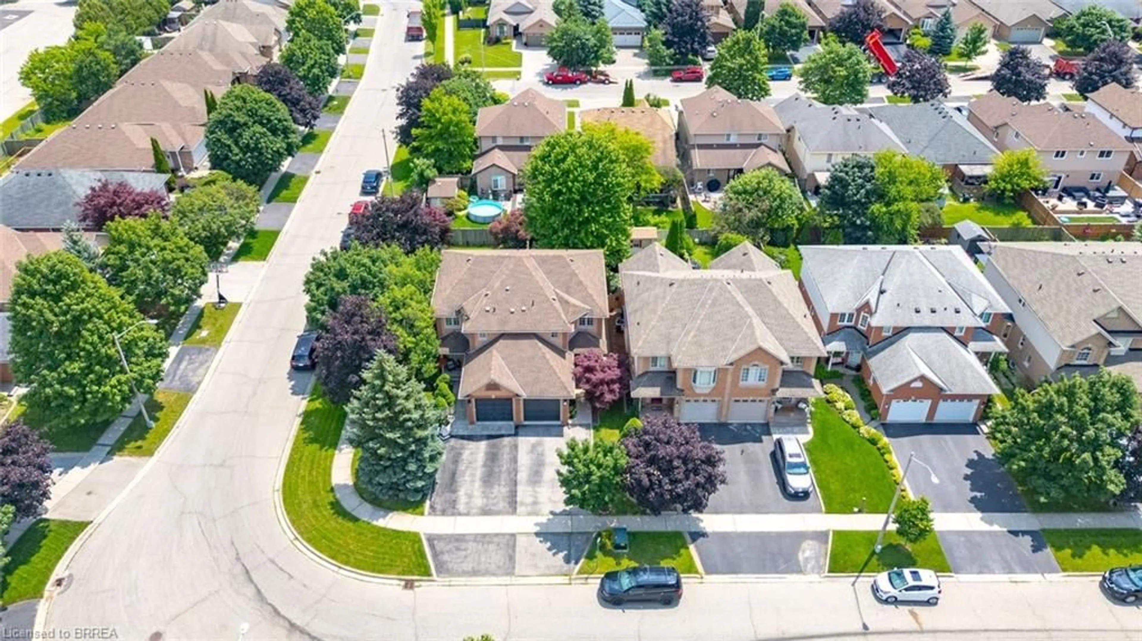 A pic from outside/outdoor area/front of a property/back of a property/a pic from drone, street for 137 Chudleigh St, Waterdown Ontario L8B 0J4
