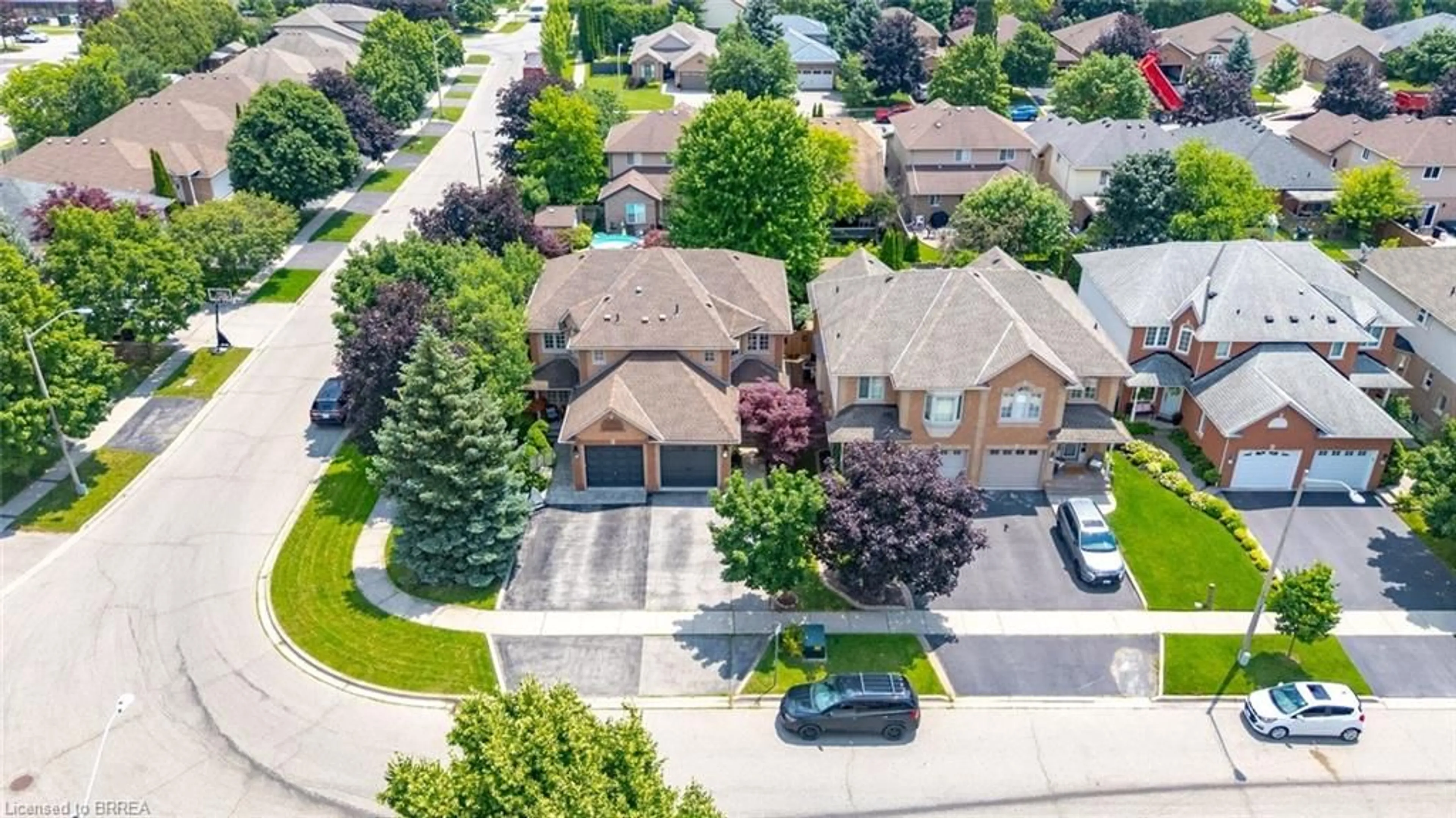 A pic from outside/outdoor area/front of a property/back of a property/a pic from drone, street for 137 Chudleigh St, Waterdown Ontario L8B 0J4