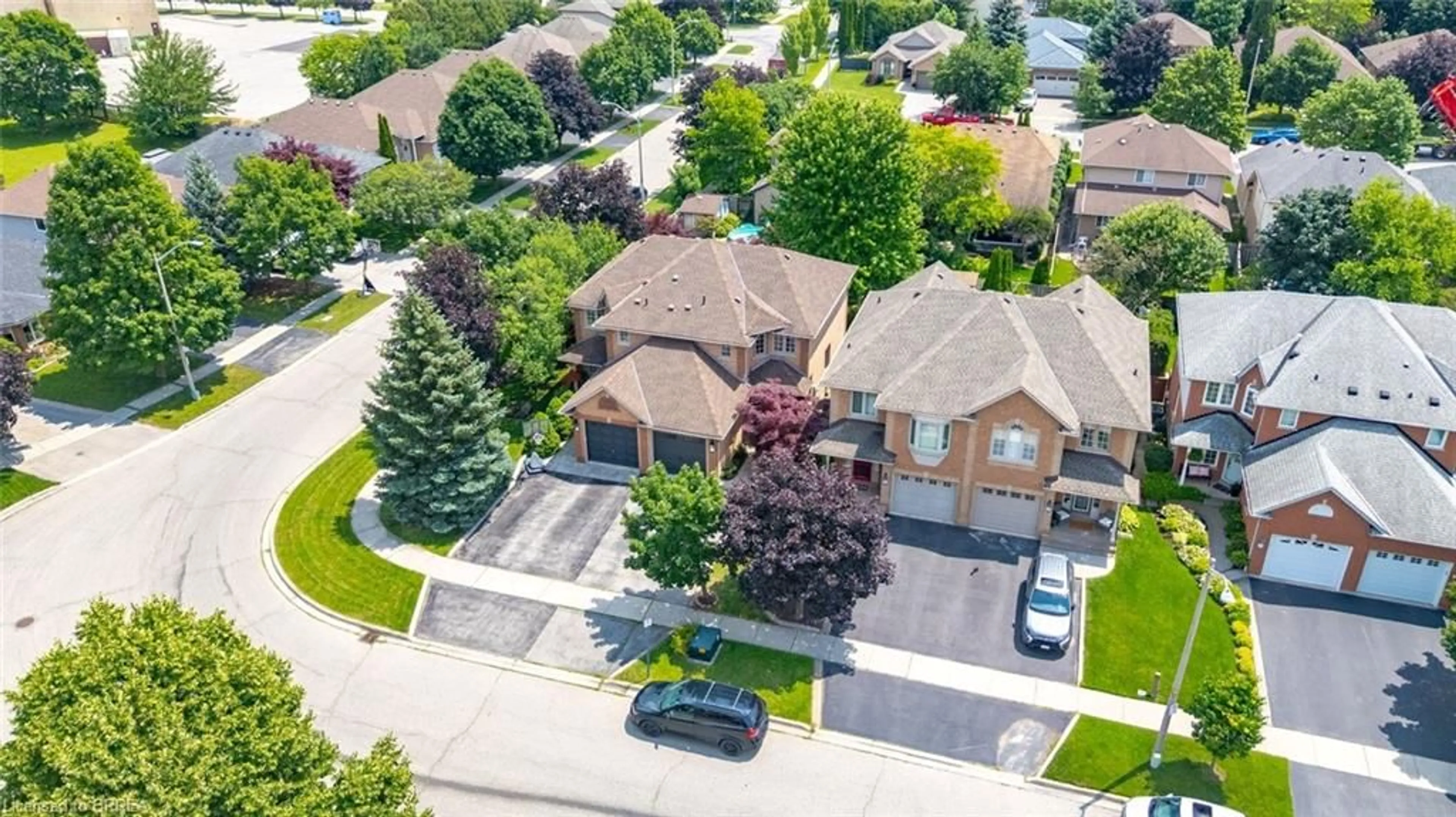 A pic from outside/outdoor area/front of a property/back of a property/a pic from drone, street for 137 Chudleigh St, Waterdown Ontario L8B 0J4