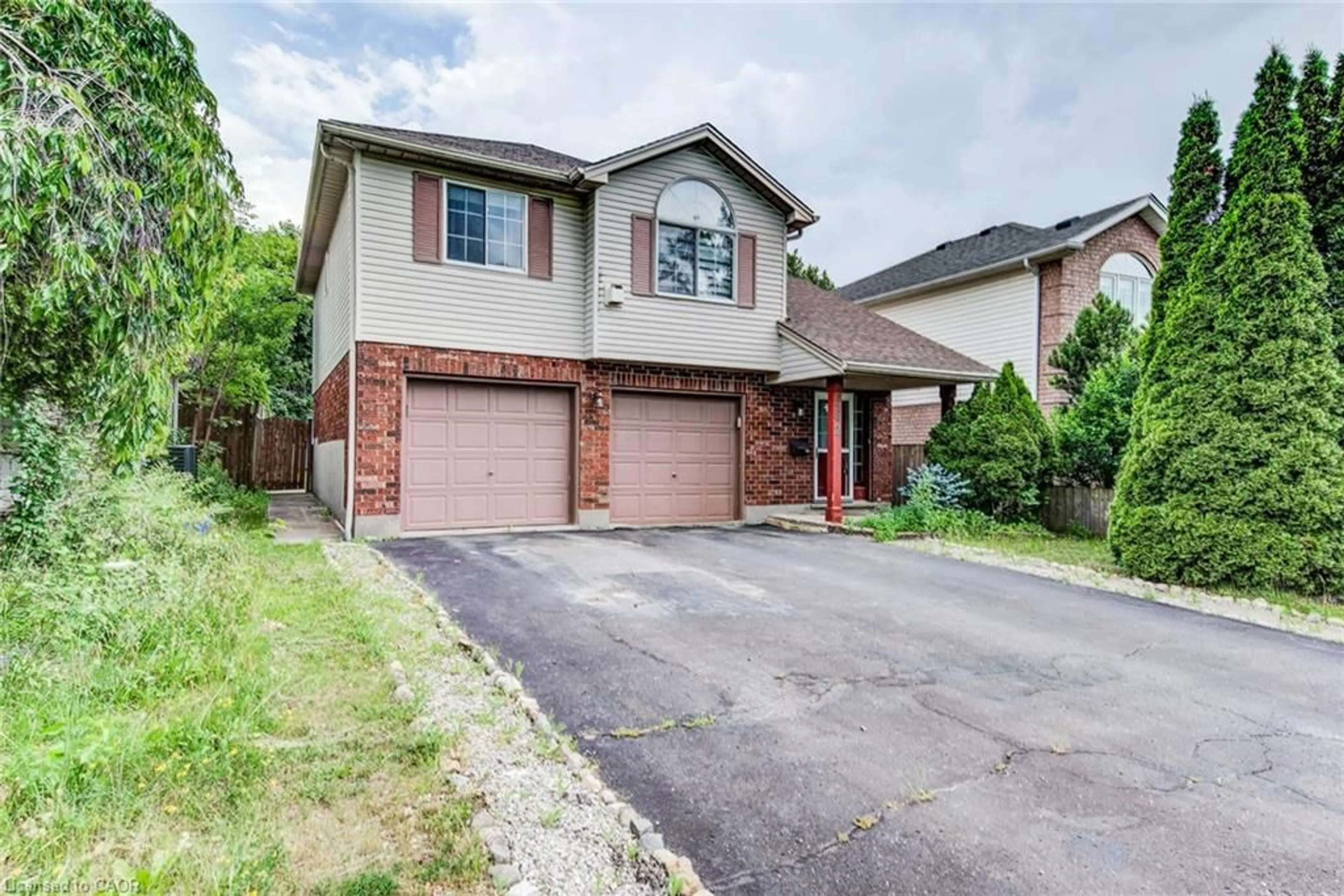 Home with brick exterior material, street for 562 Erinbrook Dr, Kitchener Ontario N2E 3M8