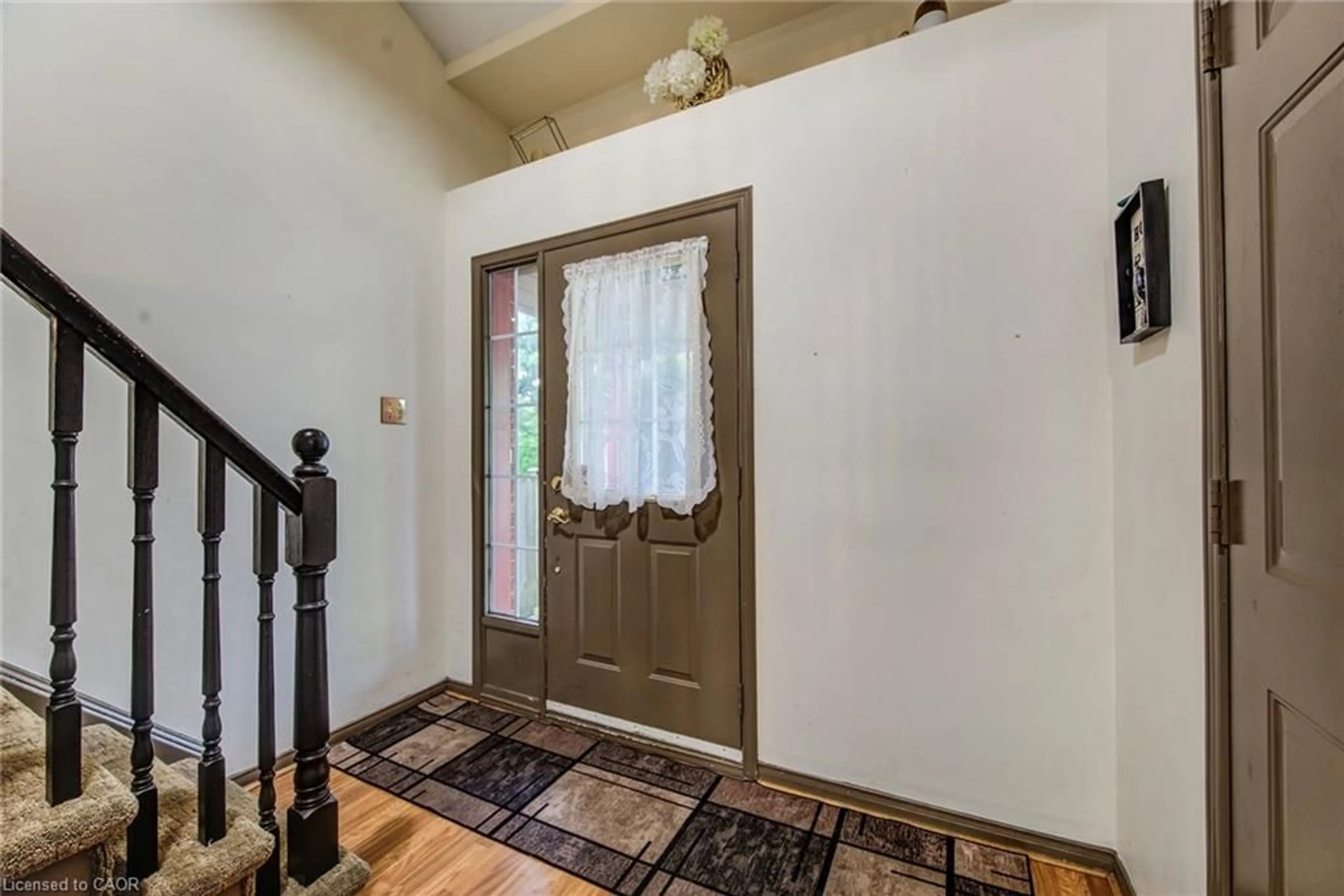 Indoor entryway for 562 Erinbrook Dr, Kitchener Ontario N2E 3M8
