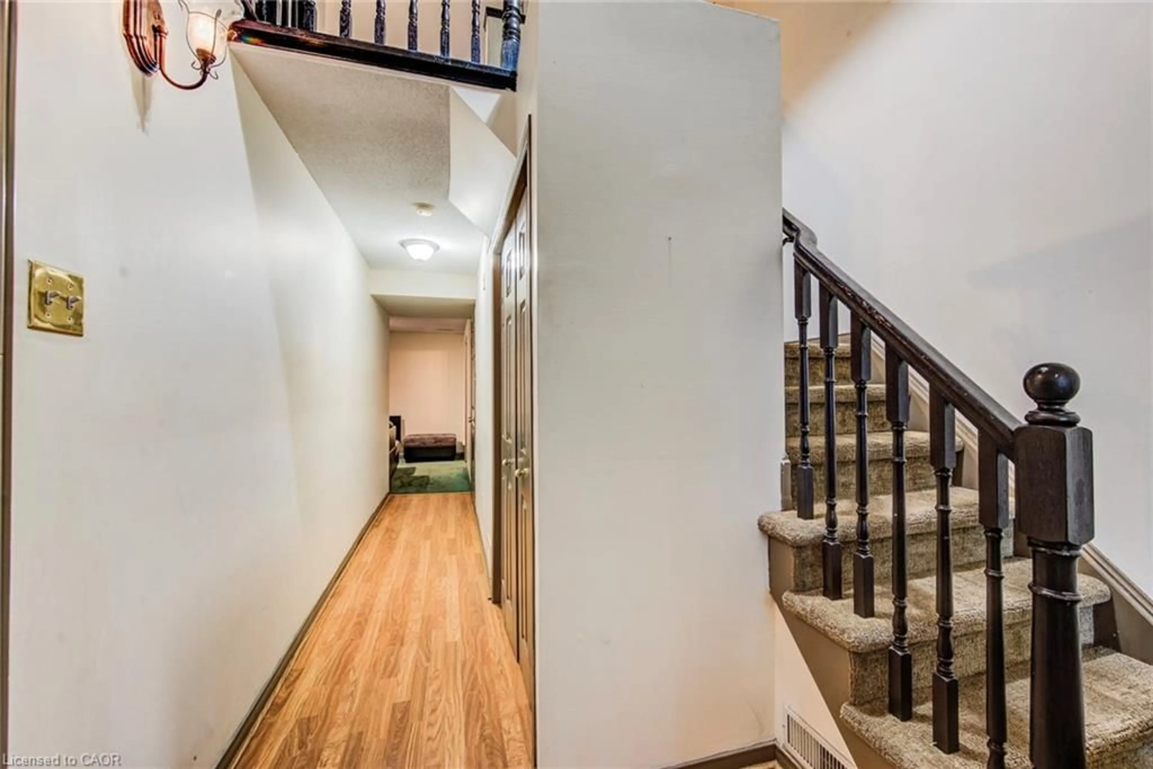 Indoor foyer for 562 Erinbrook Dr, Kitchener Ontario N2E 3M8