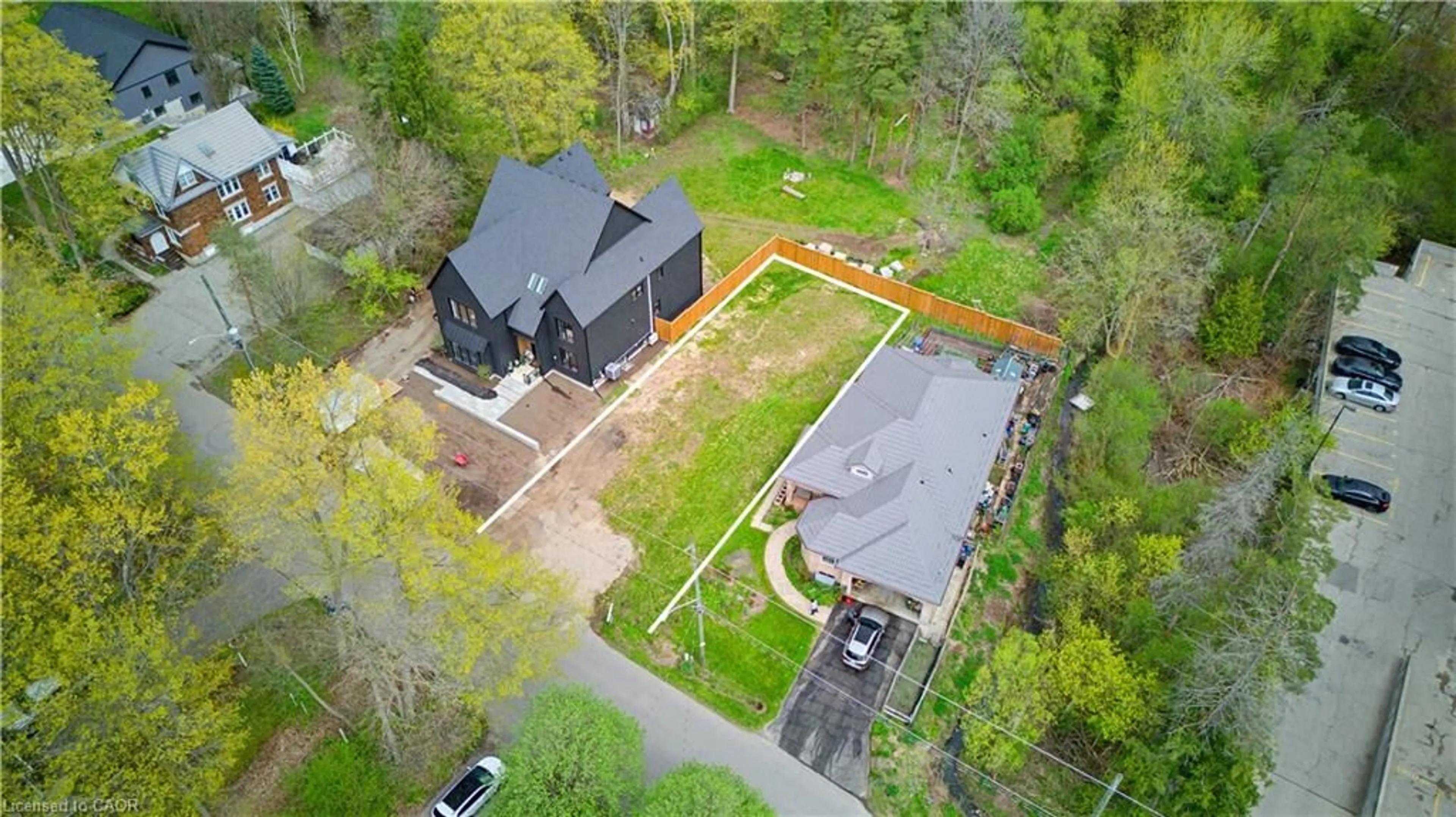 A pic from outside/outdoor area/front of a property/back of a property/a pic from drone, street for 16 Mcdougall Rd, Waterloo Ontario N2L 2W5