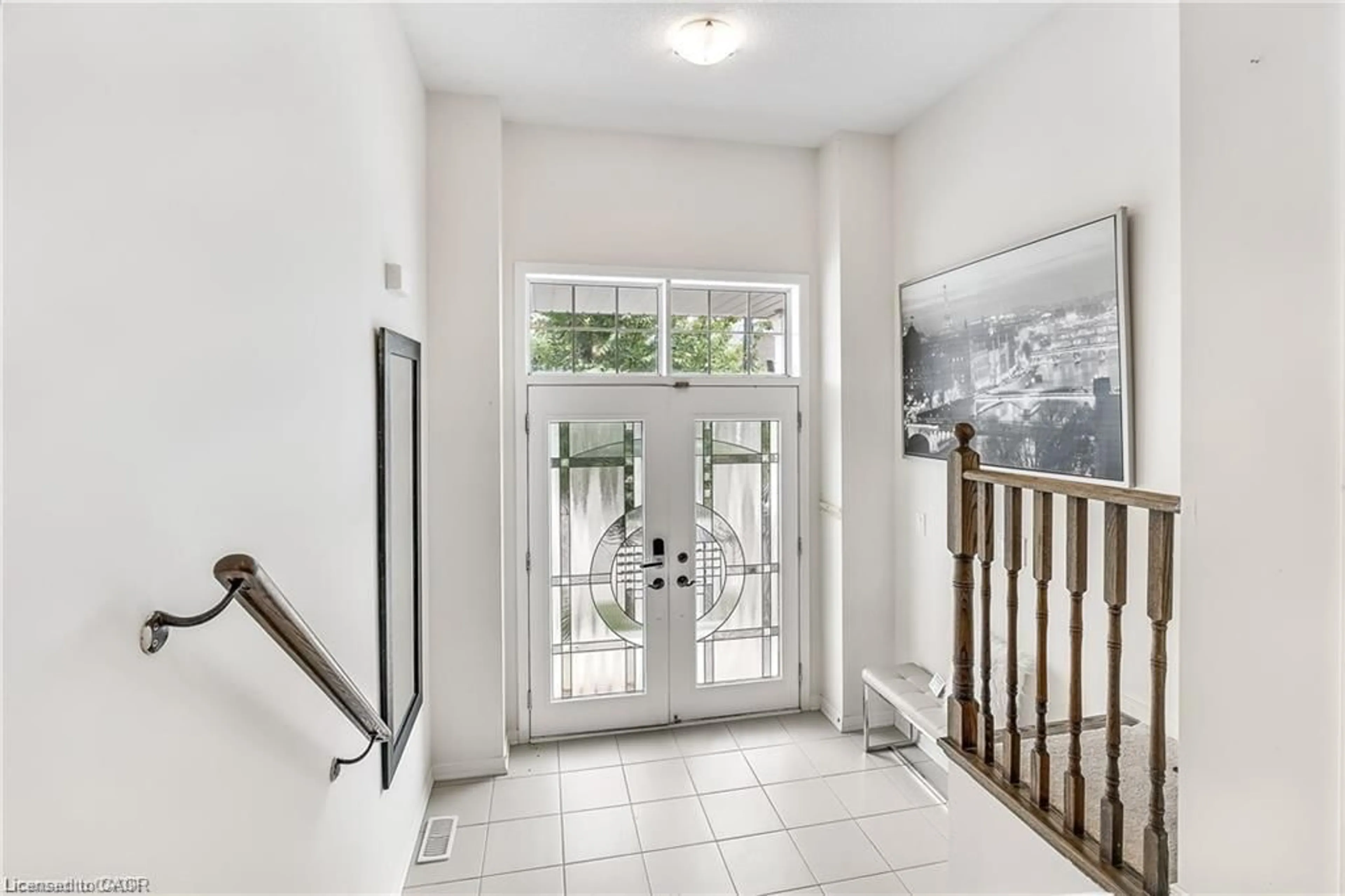 Indoor entryway for 41 Sumac Dr, Caledonia Ontario N3W 0C2