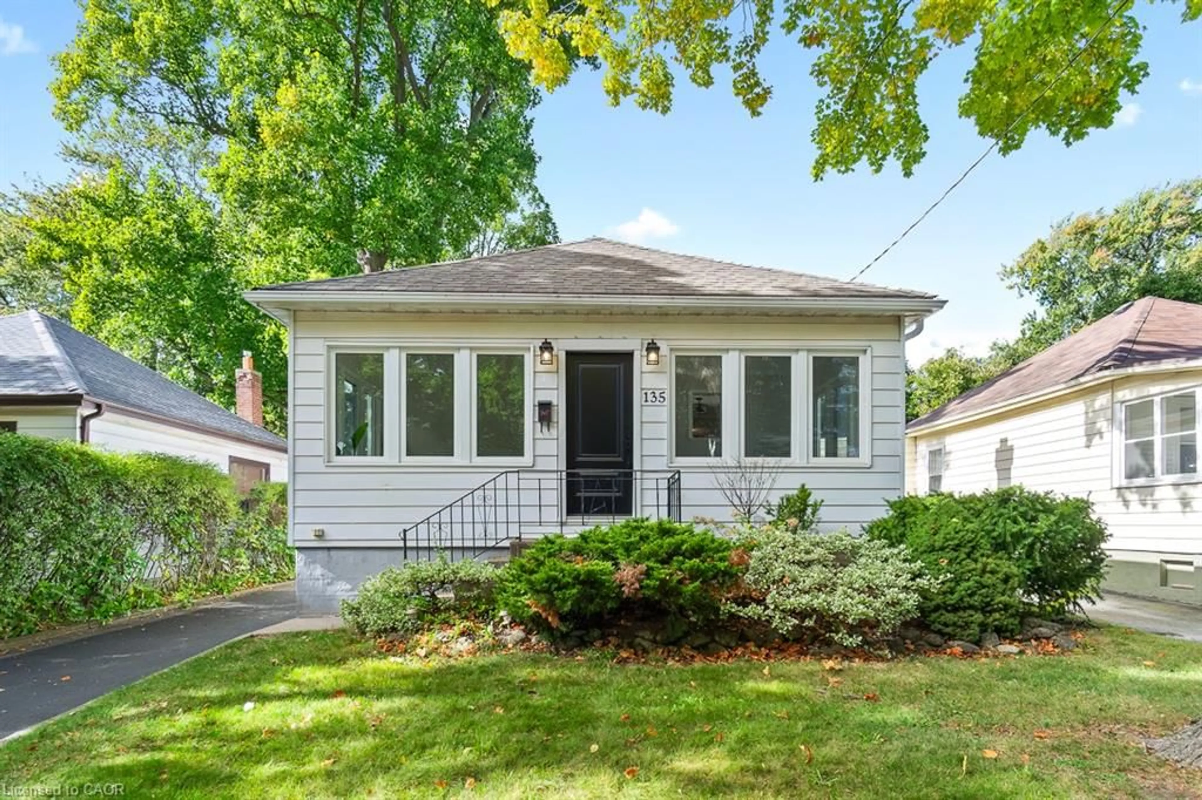 Home with vinyl exterior material, street for 135 Deane Ave, Oakville Ontario L6K 1N2