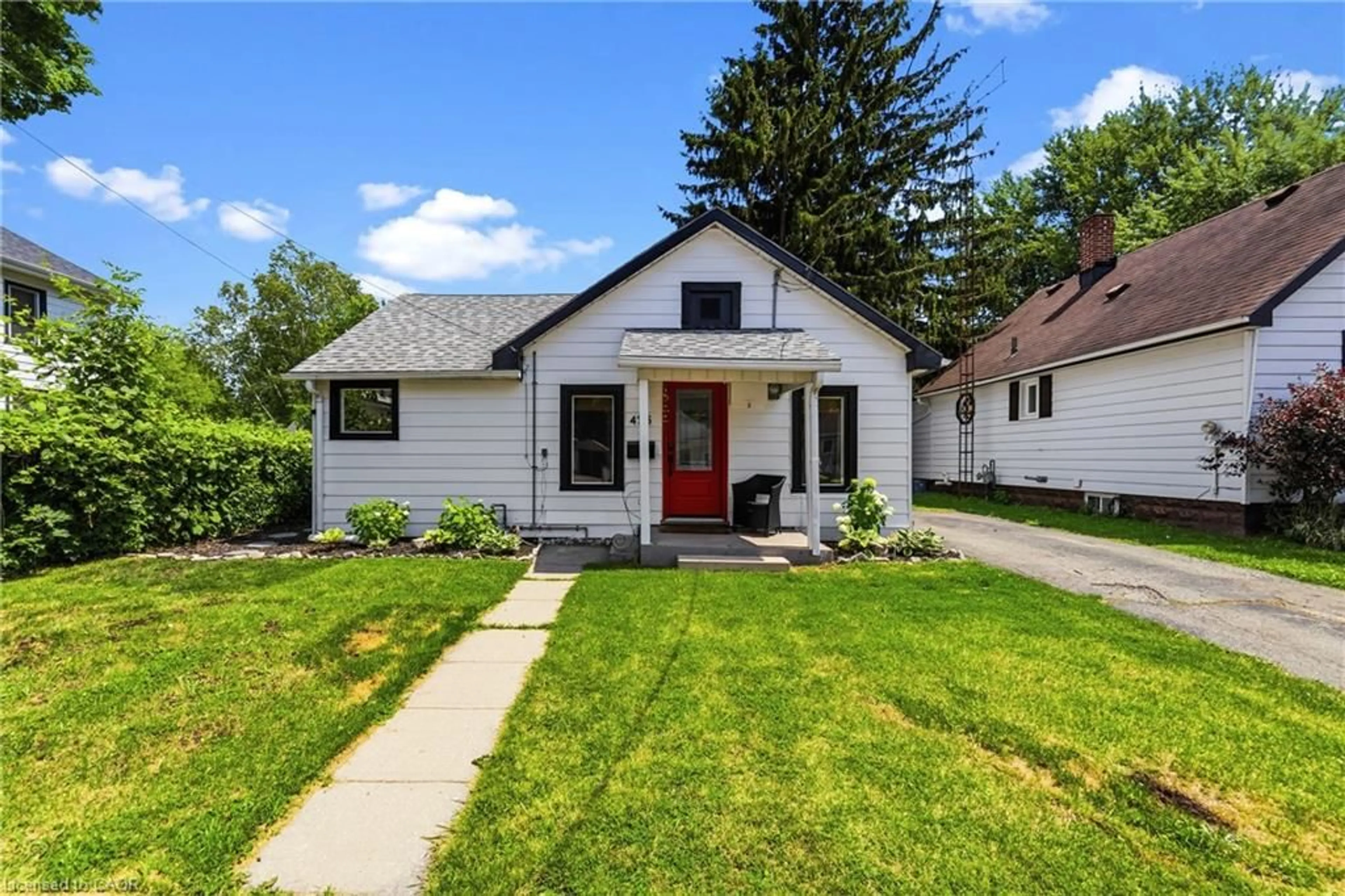 Home with vinyl exterior material, street for 425 Ross Ave, Dunnville Ontario N1A 2S2