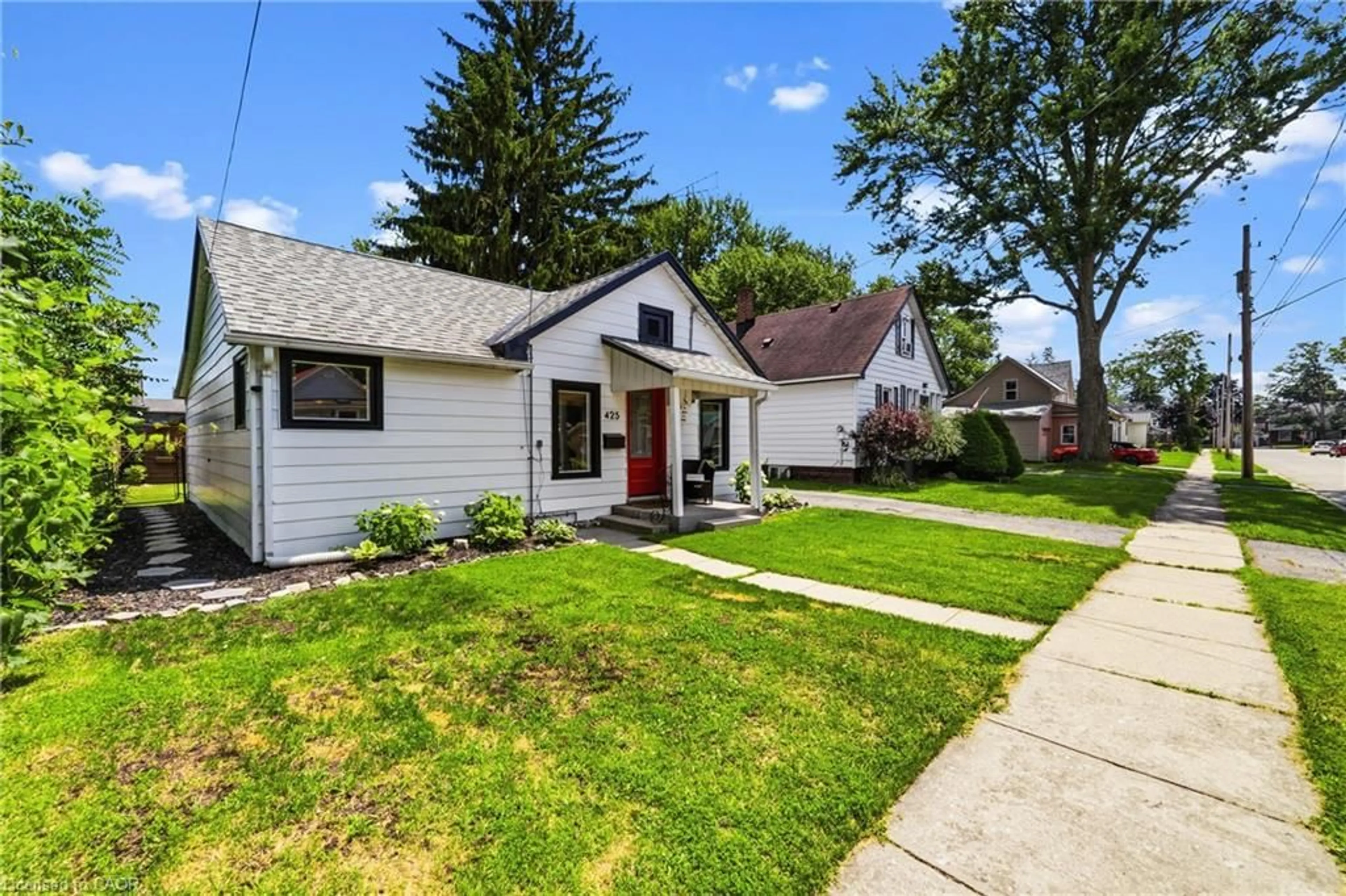 Home with vinyl exterior material, street for 425 Ross Ave, Dunnville Ontario N1A 2S2