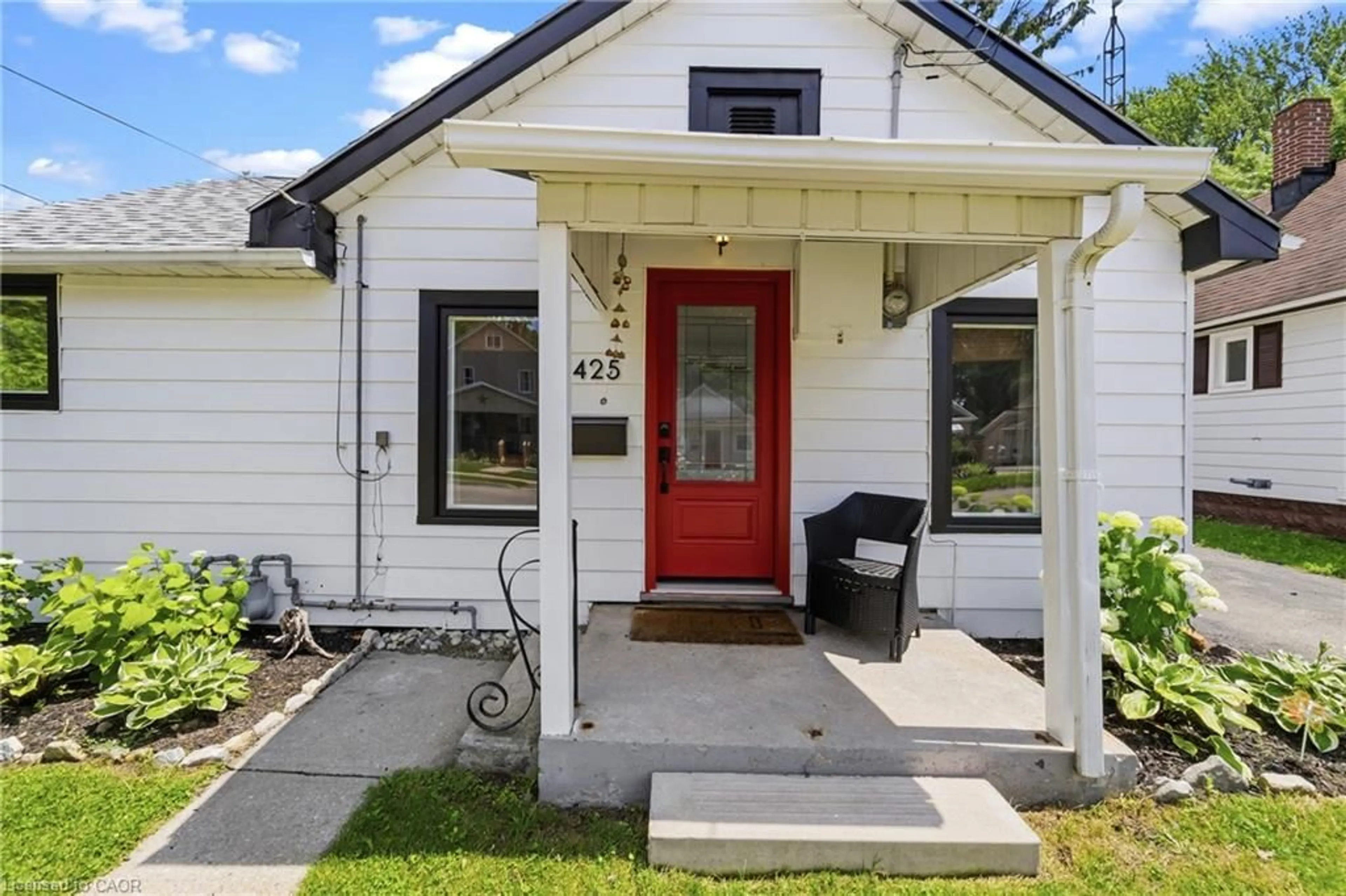 Home with vinyl exterior material, street for 425 Ross Ave, Dunnville Ontario N1A 2S2