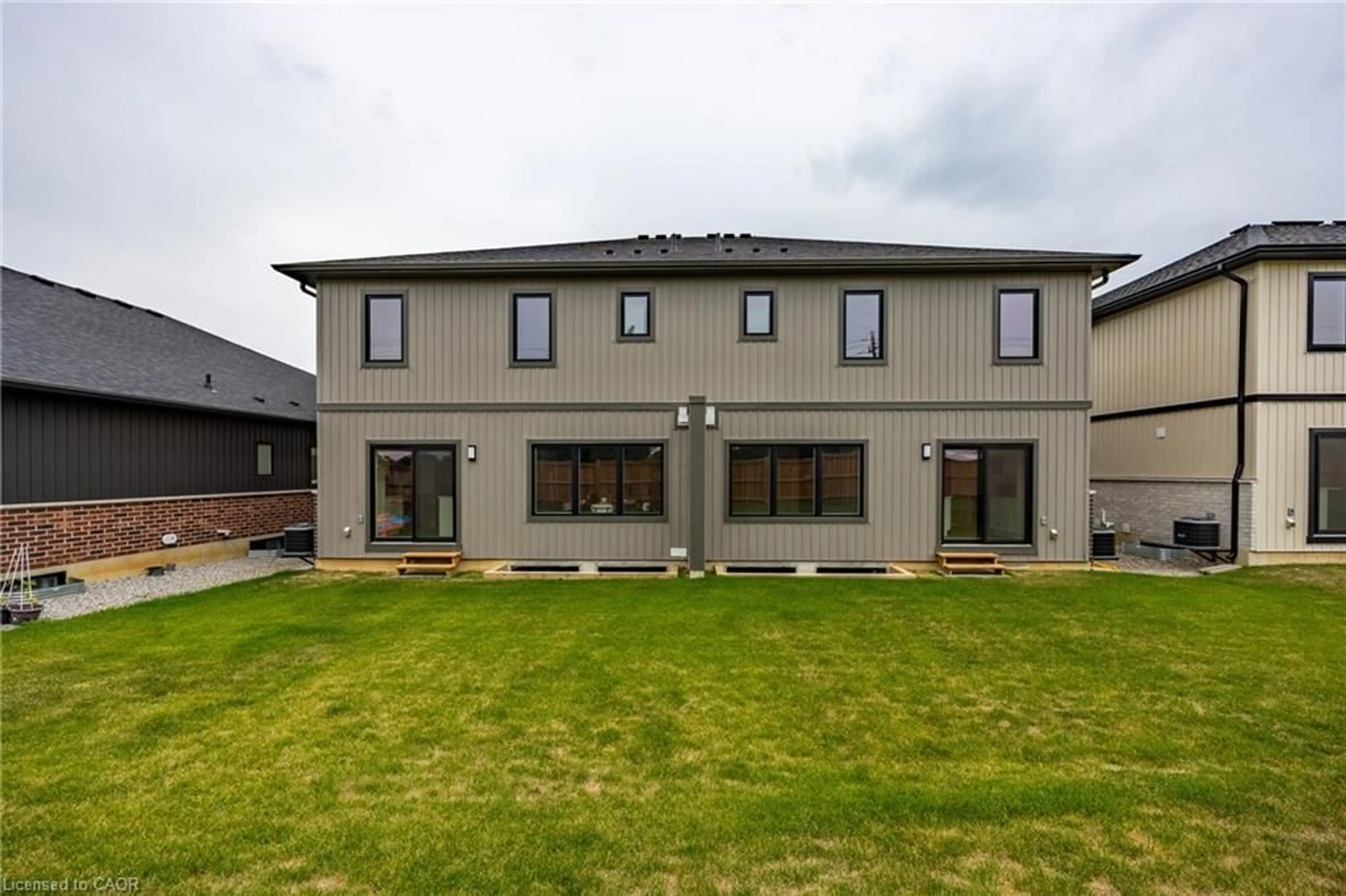 A pic from outside/outdoor area/front of a property/back of a property/a pic from drone, building for 103 Amber St, Waterford Ontario N0E 1Y0