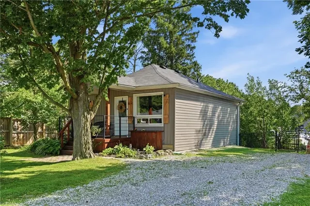 21 Renfrew St, Haldimand County 2