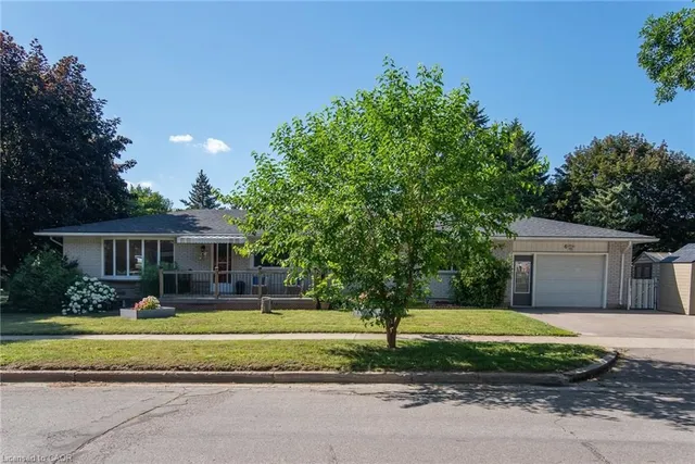 6 Strathcona Cres, Kitchener 2