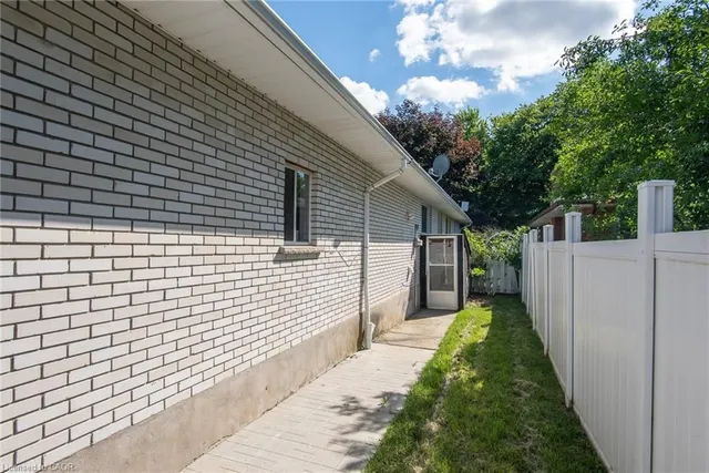 6 Strathcona Cres, Kitchener 4