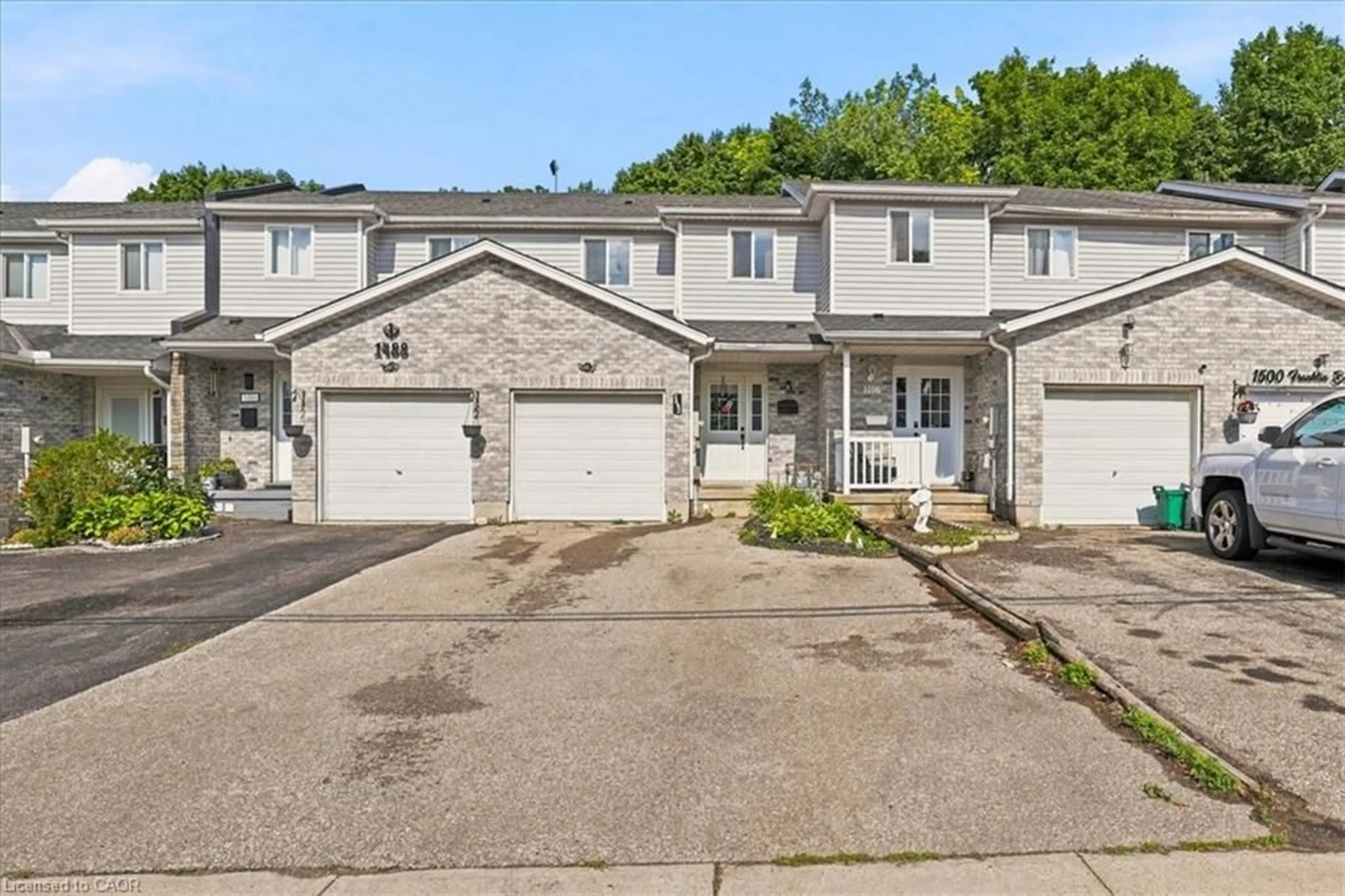 A pic from outside/outdoor area/front of a property/back of a property/a pic from drone, street for 1492 Franklin Blvd, Cambridge Ontario N3C 3L5