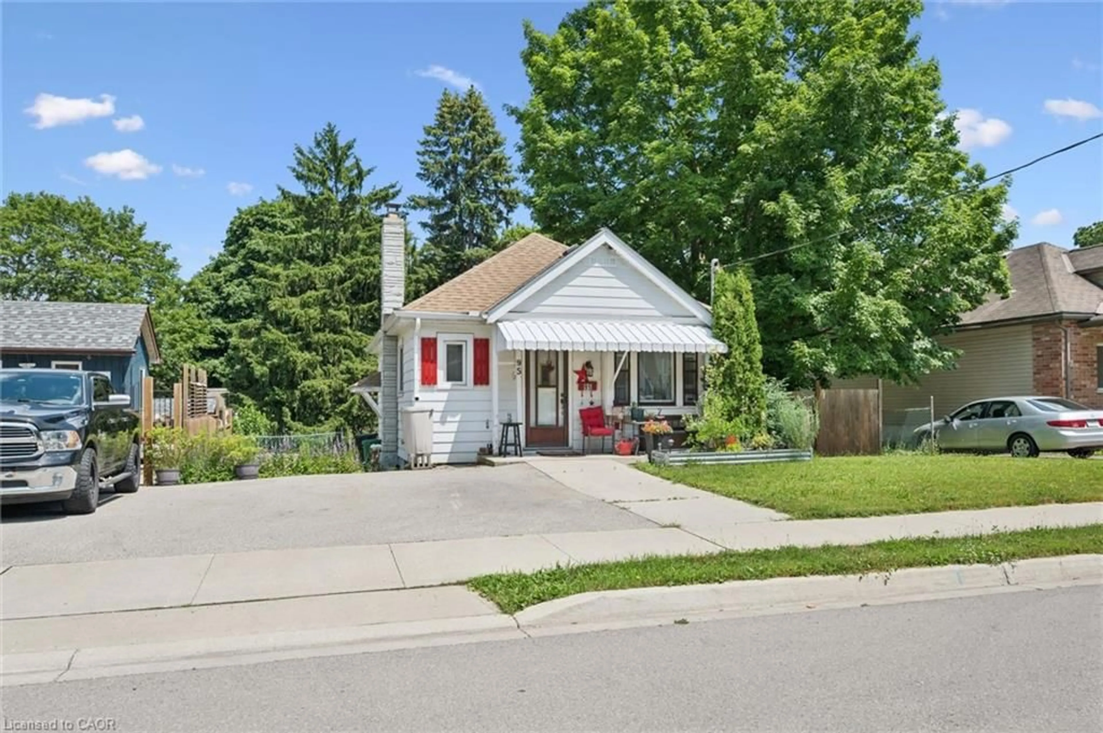 Home with vinyl exterior material, street for 95 Forest Rd, Cambridge Ontario N1S 3B6
