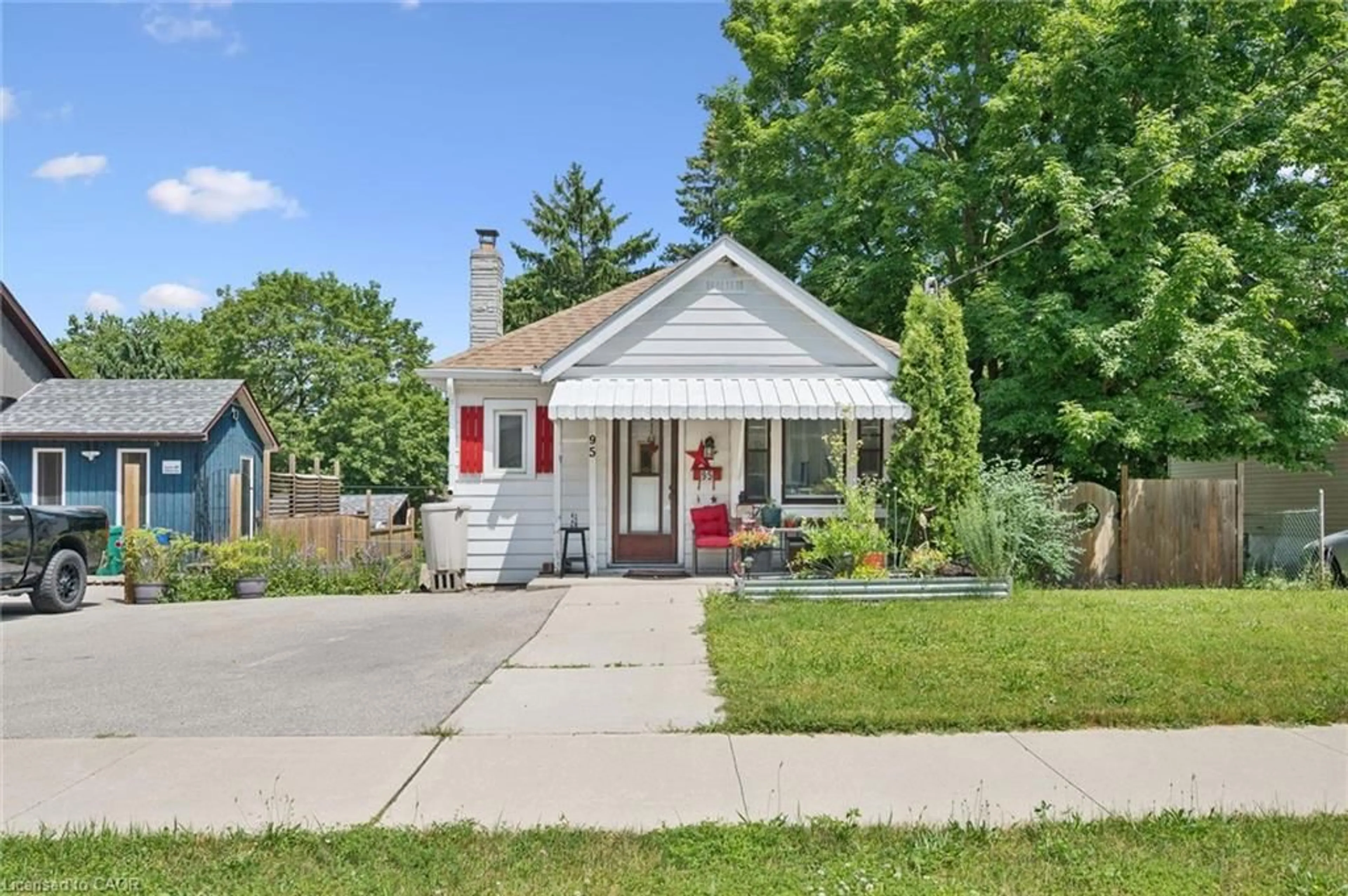 Home with vinyl exterior material, street for 95 Forest Rd, Cambridge Ontario N1S 3B6