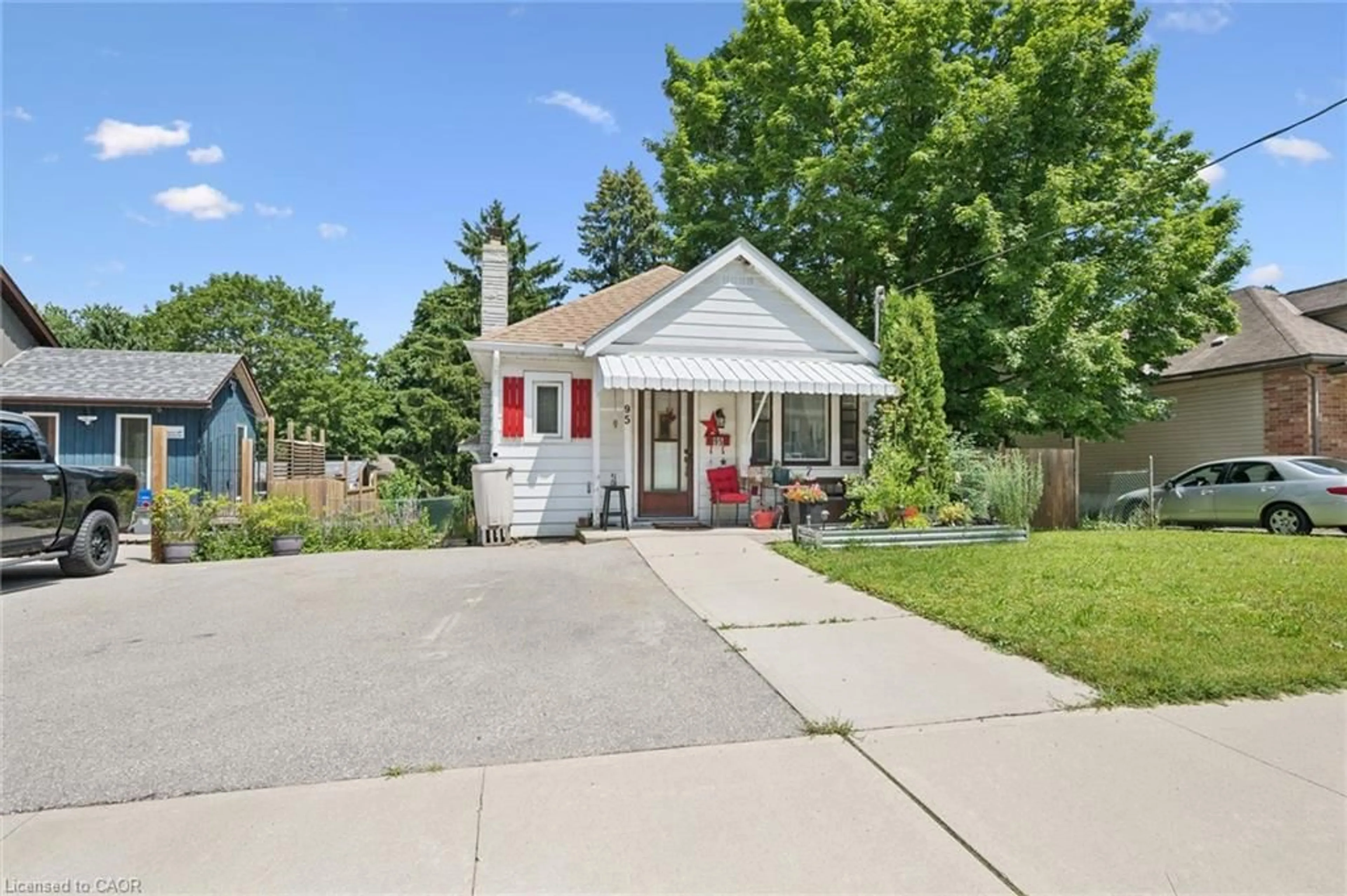 Home with vinyl exterior material, street for 95 Forest Rd, Cambridge Ontario N1S 3B6