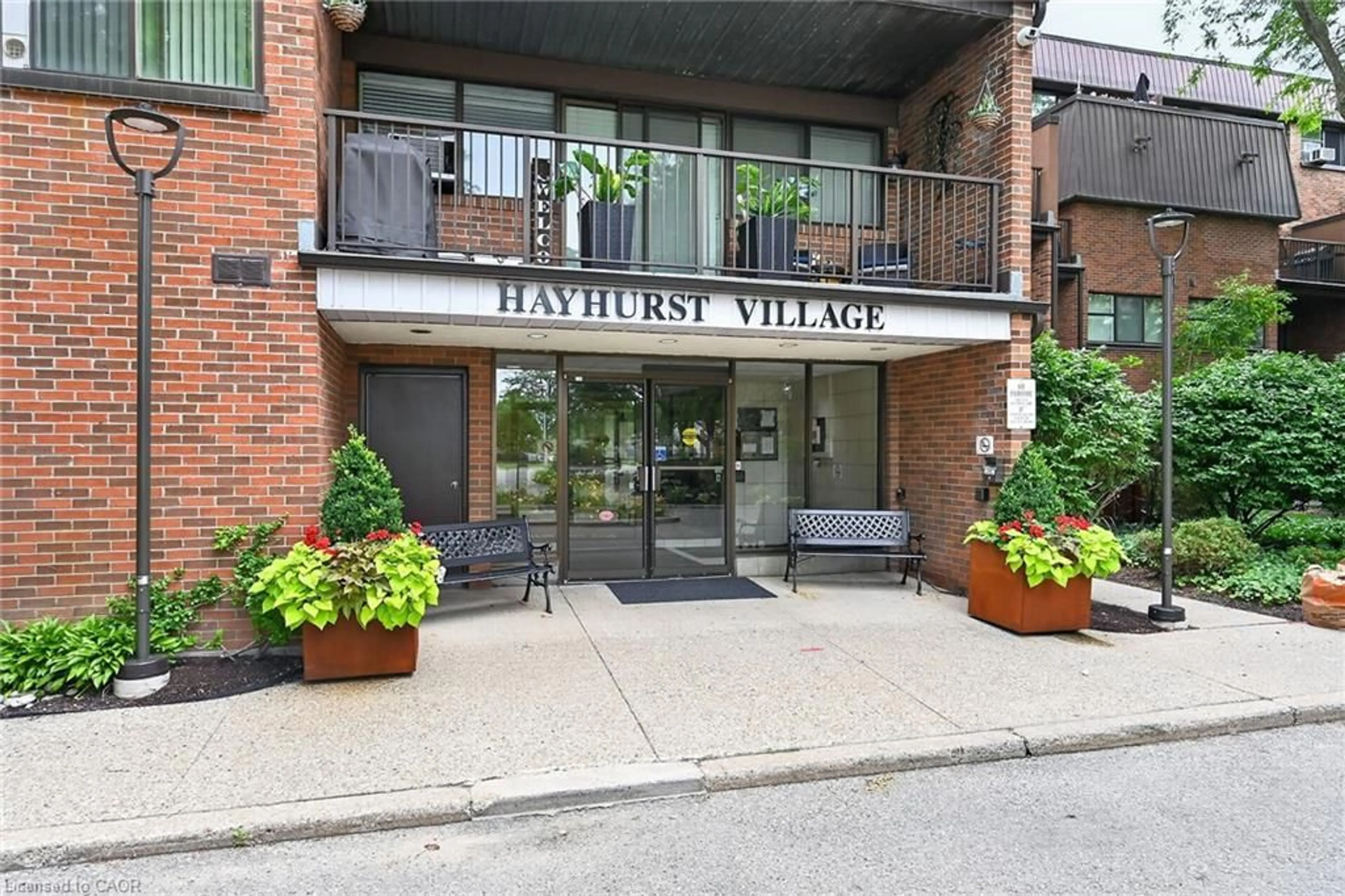 Indoor foyer for 36 Hayhurst Rd #109, Brantford Ontario N3R 6Y9