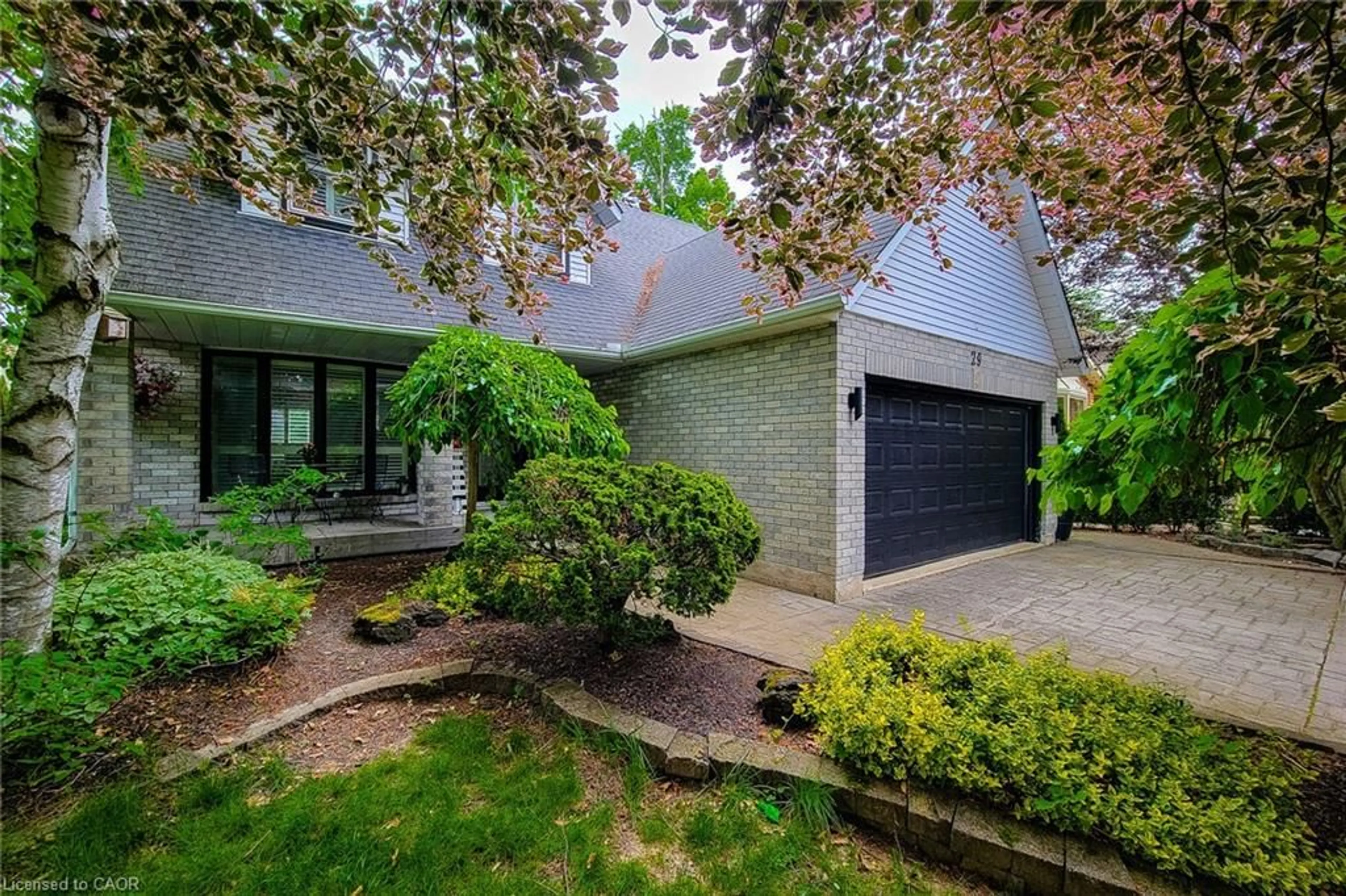 Home with brick exterior material, street for 29 Woodside Sq, Fonthill Ontario L3E 0M7
