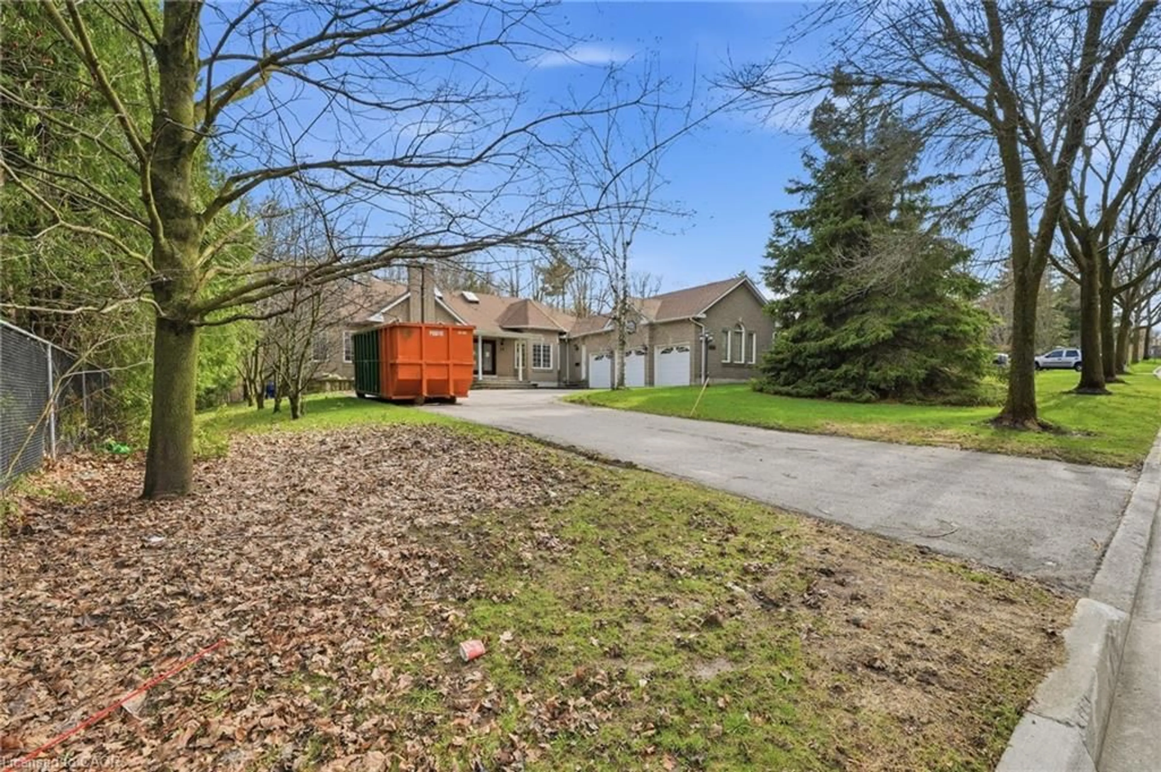 A pic from outside/outdoor area/front of a property/back of a property/a pic from drone, street for 15 Treegrove Grove, Aurora Ontario L4G 6M1