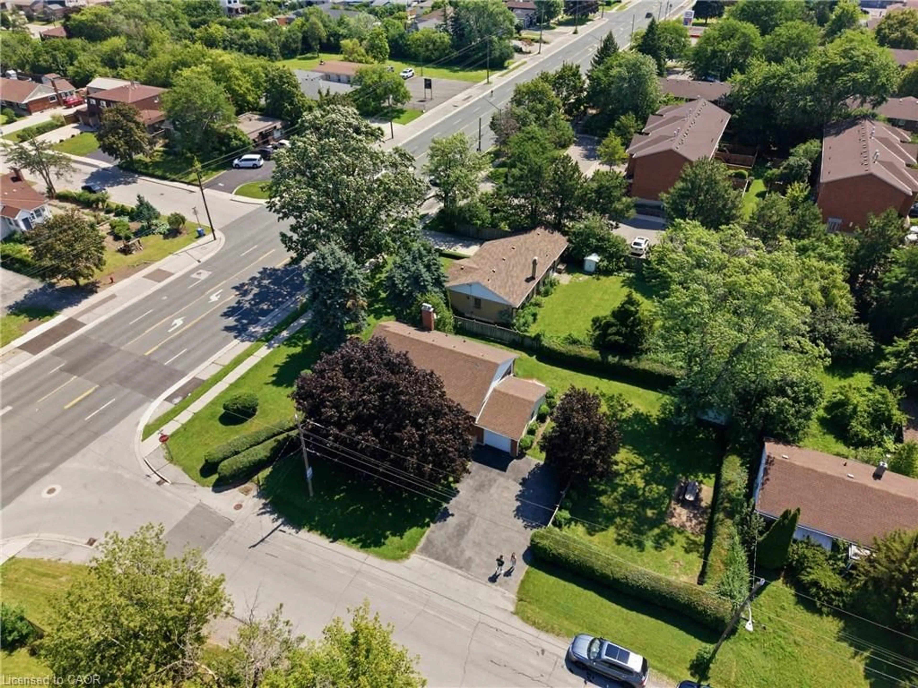 A pic from outside/outdoor area/front of a property/back of a property/a pic from drone, street for 226 Highway 8 Ave, Stoney Creek Ontario L8G 1C9