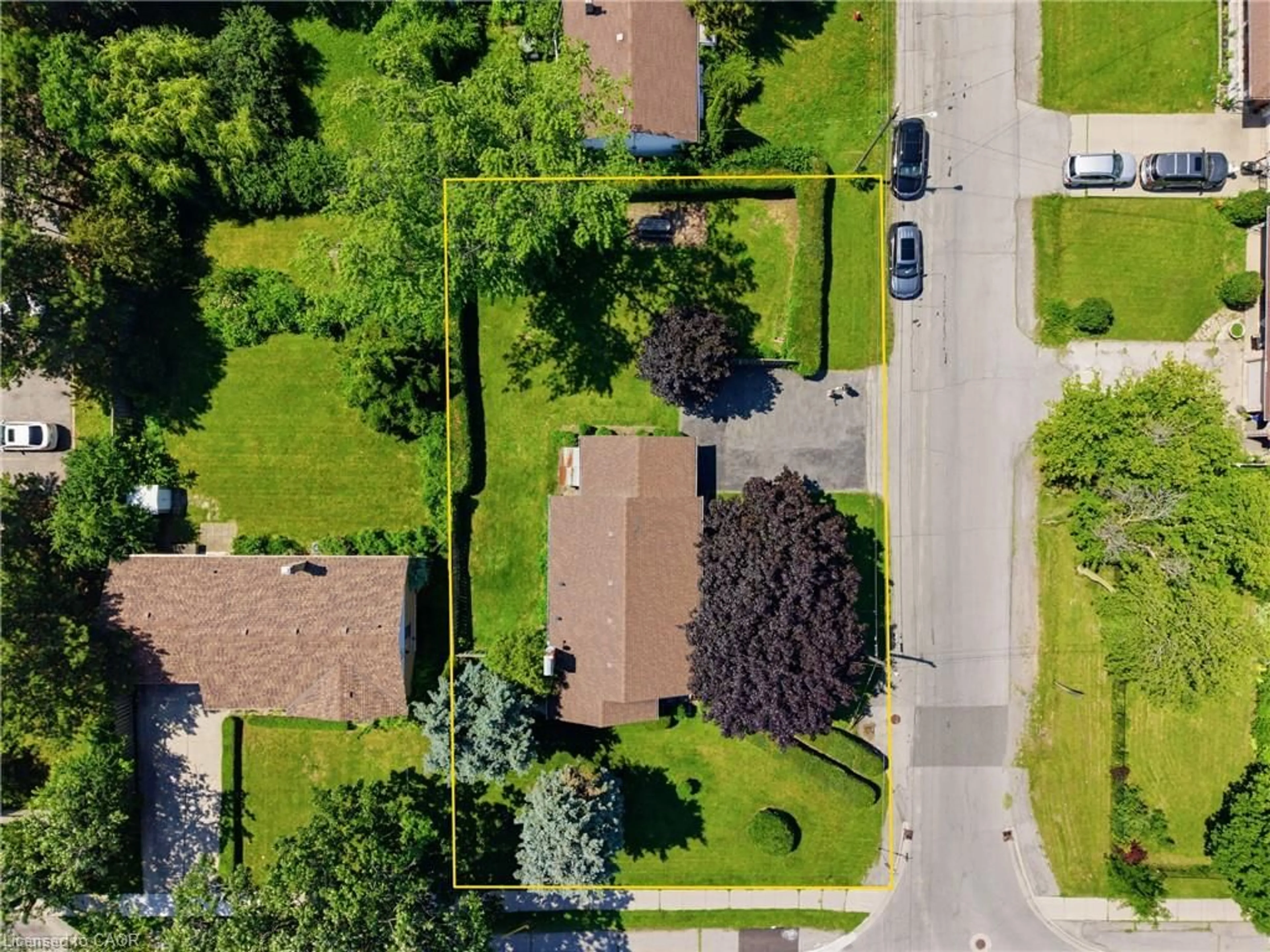 A pic from outside/outdoor area/front of a property/back of a property/a pic from drone, street for 226 Highway 8 Ave, Stoney Creek Ontario L8G 1C9