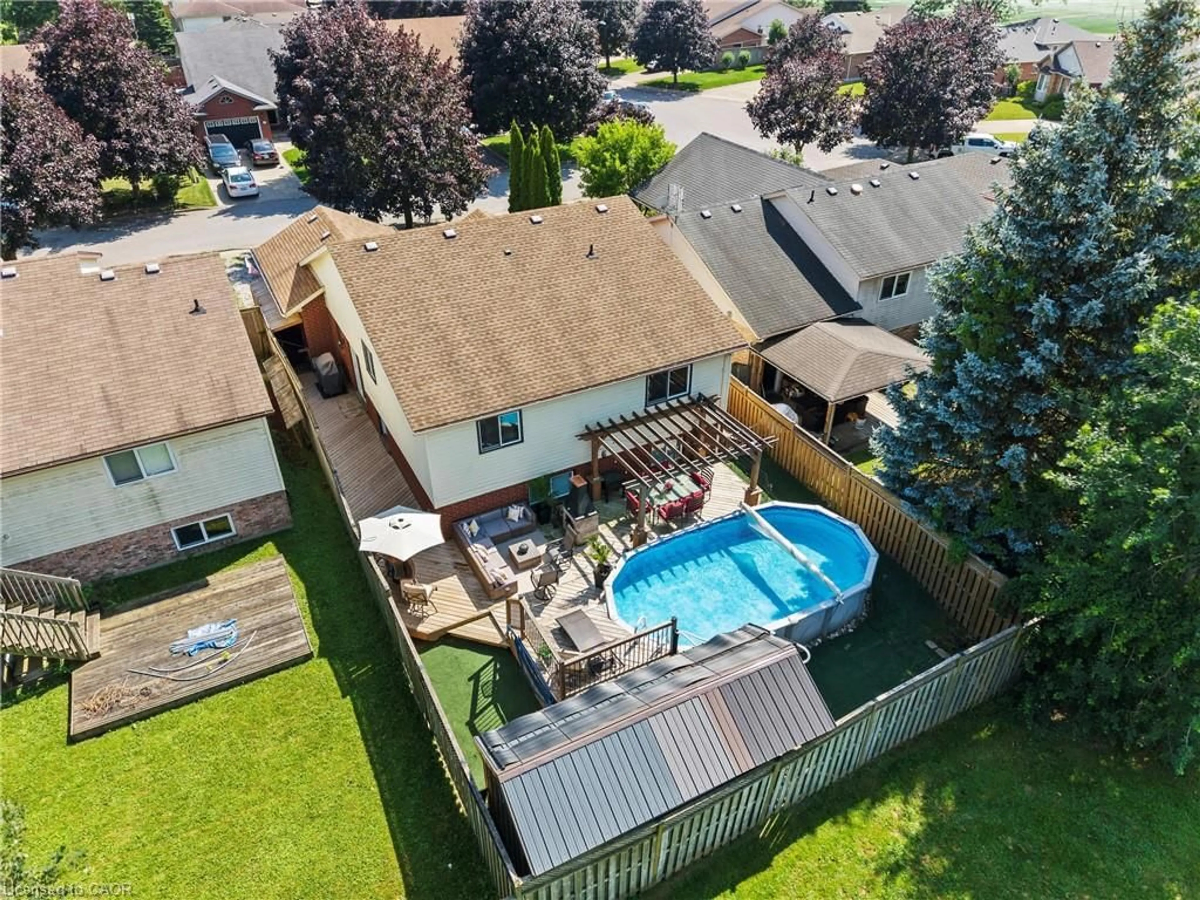 A pic from outside/outdoor area/front of a property/back of a property/a pic from drone, unknown for 5991 Andrea Dr, Niagara Falls Ontario L2H 2Z9