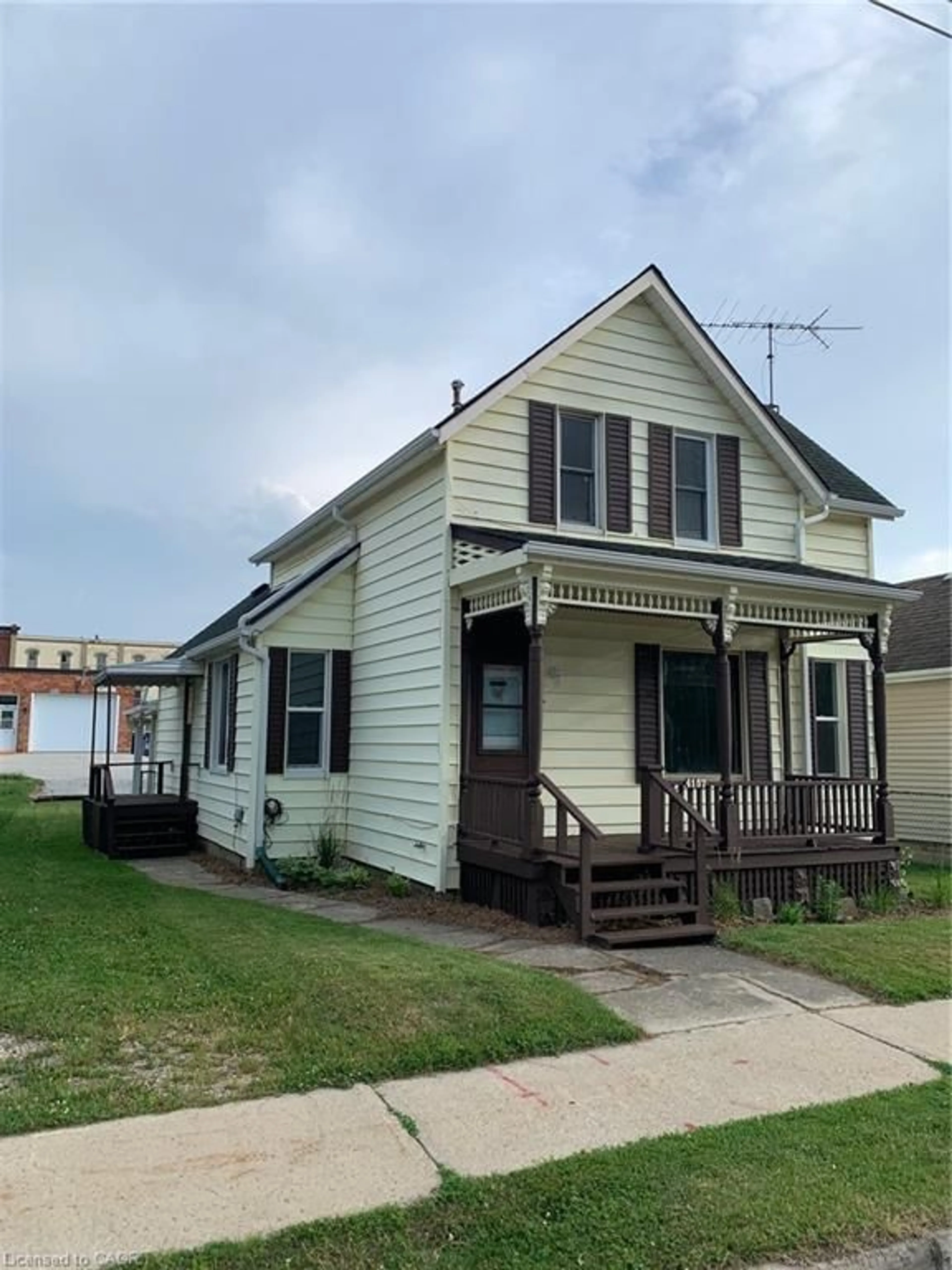 Home with vinyl exterior material, street for 4157 Robert St, Petrolia Ontario N0N 1R0