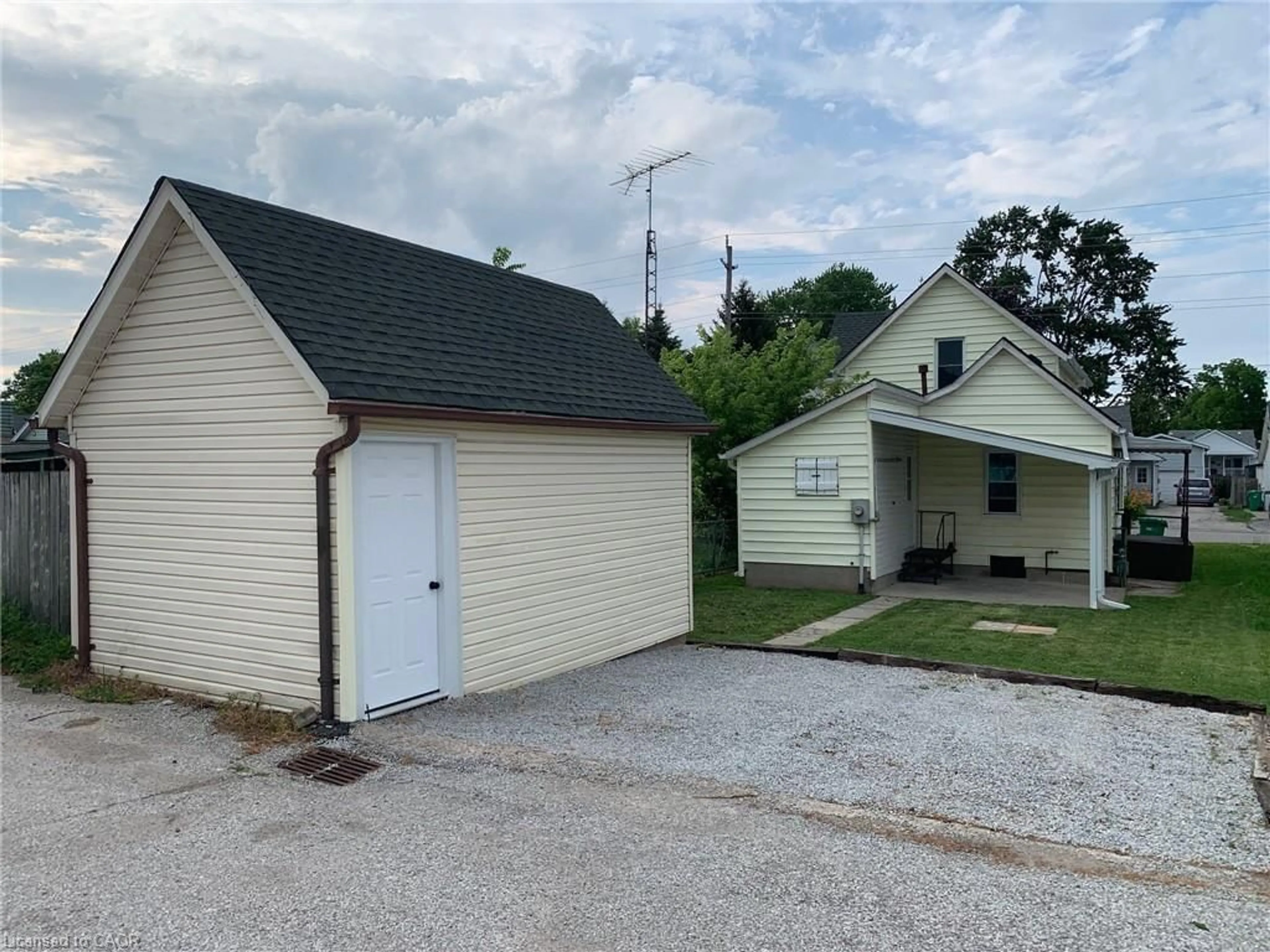 Indoor garage for 4157 Robert St, Petrolia Ontario N0N 1R0