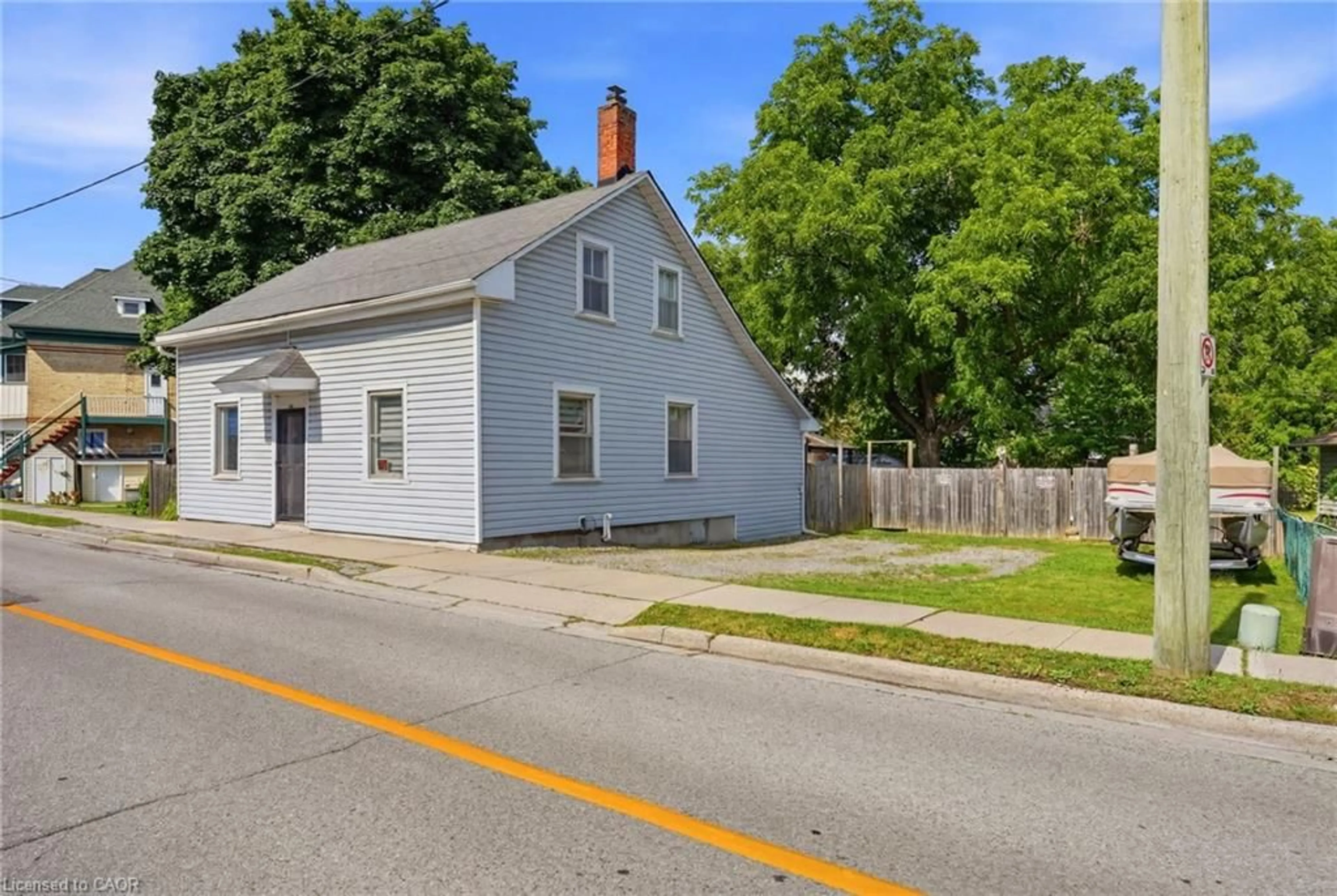 A pic from outside/outdoor area/front of a property/back of a property/a pic from drone, street for 788 Laurel St, Cambridge Ontario N3H 3Z4