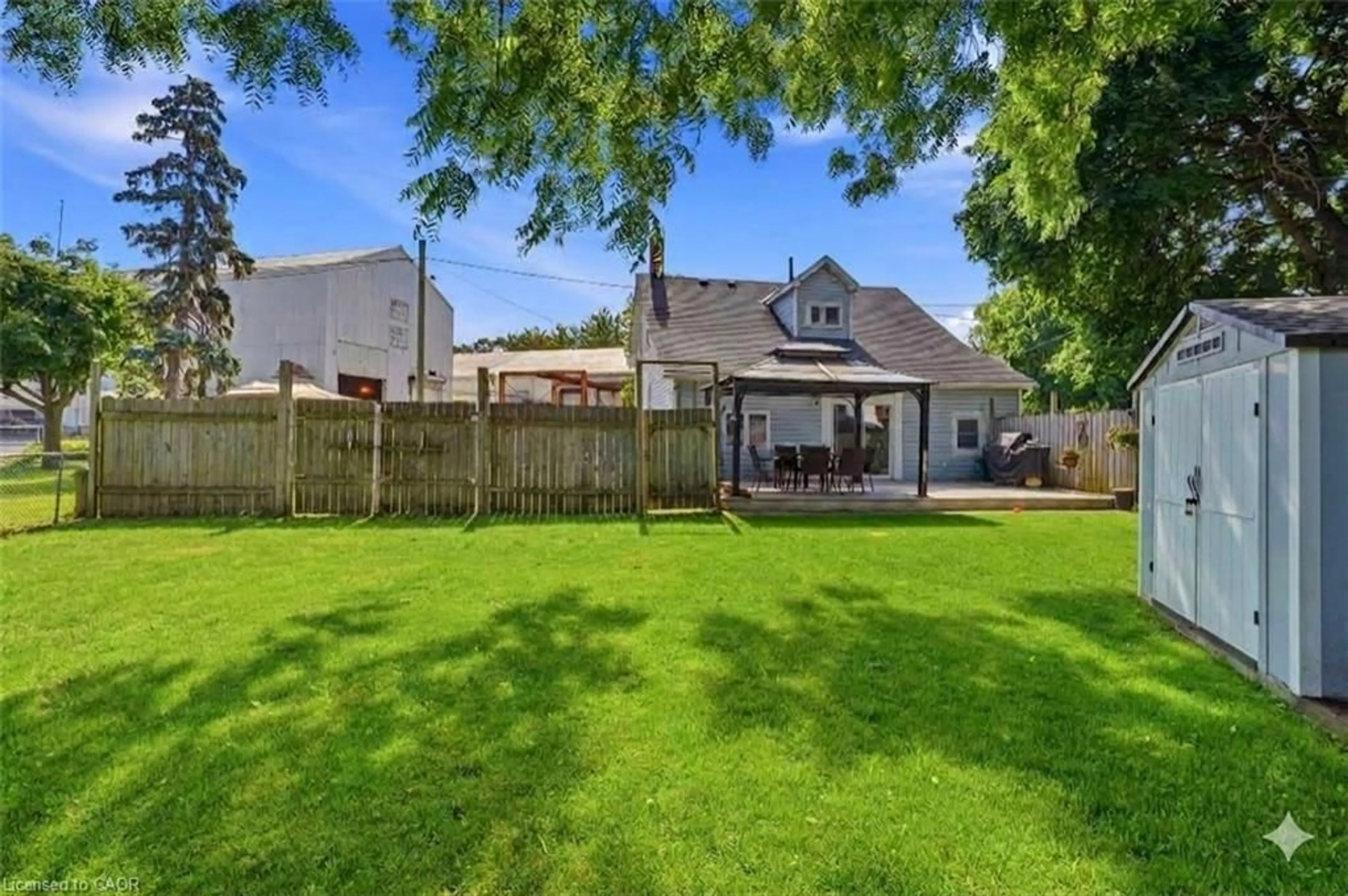 A pic from outside/outdoor area/front of a property/back of a property/a pic from drone, street for 788 Laurel St, Cambridge Ontario N3H 3Z4
