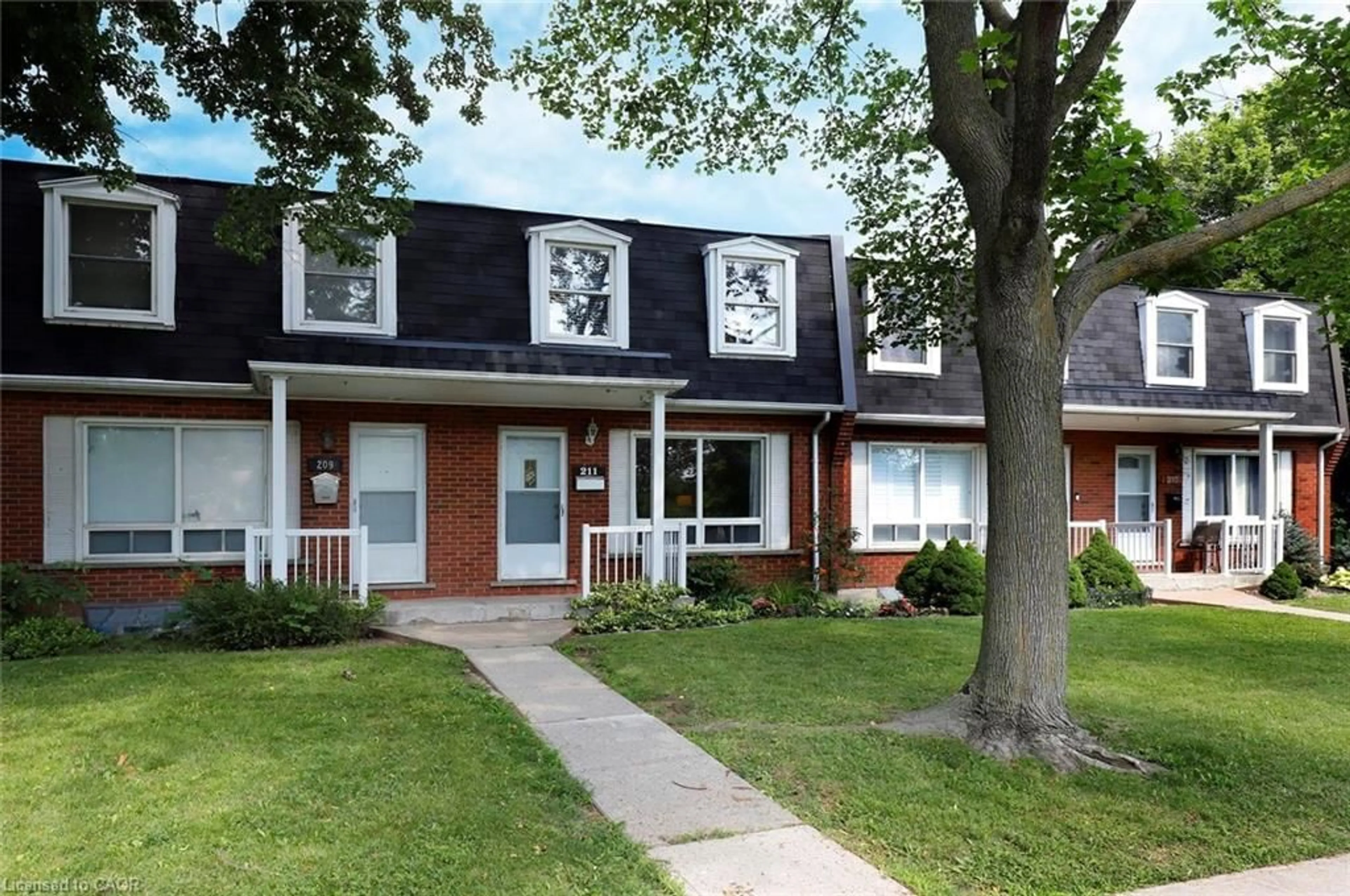 Home with brick exterior material, street for 211 Lake Ave, Hamilton Ontario L8E 1L5