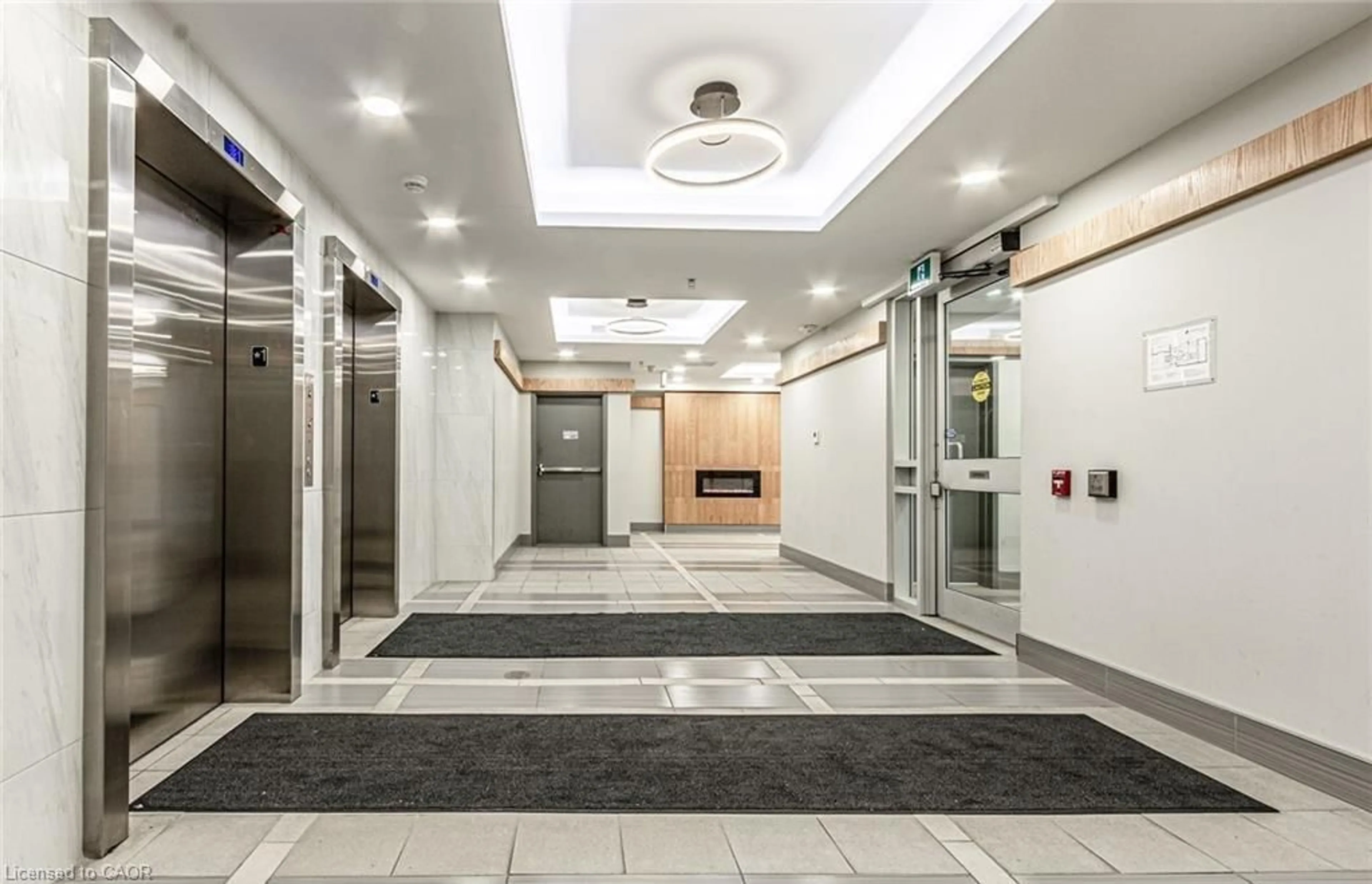 Indoor foyer for 258B Sunview St #283, Waterloo Ontario N2L 0H7