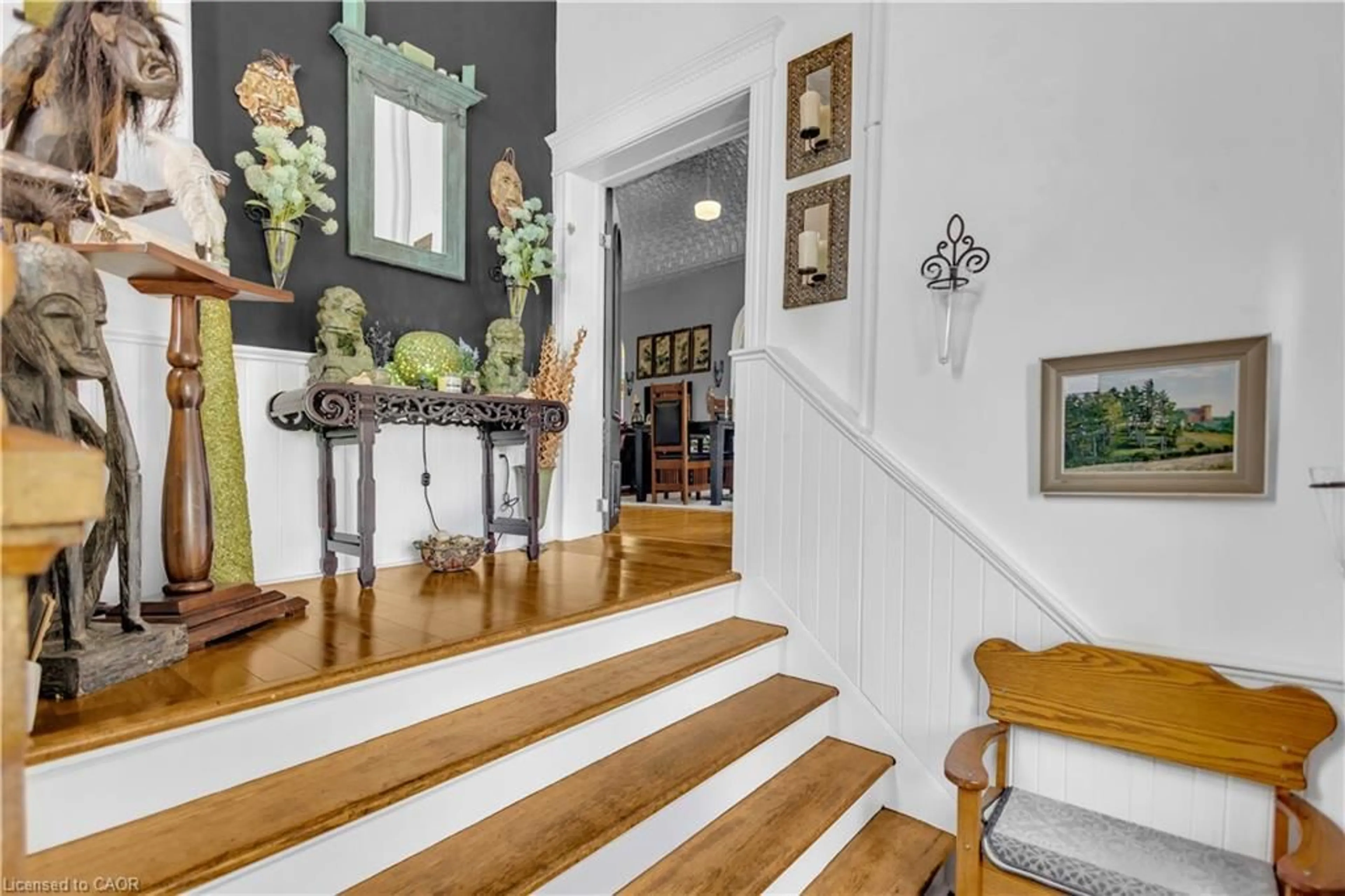 Indoor foyer for 2376 East Quarter Line Rd, Delhi Ontario N4B 2W4