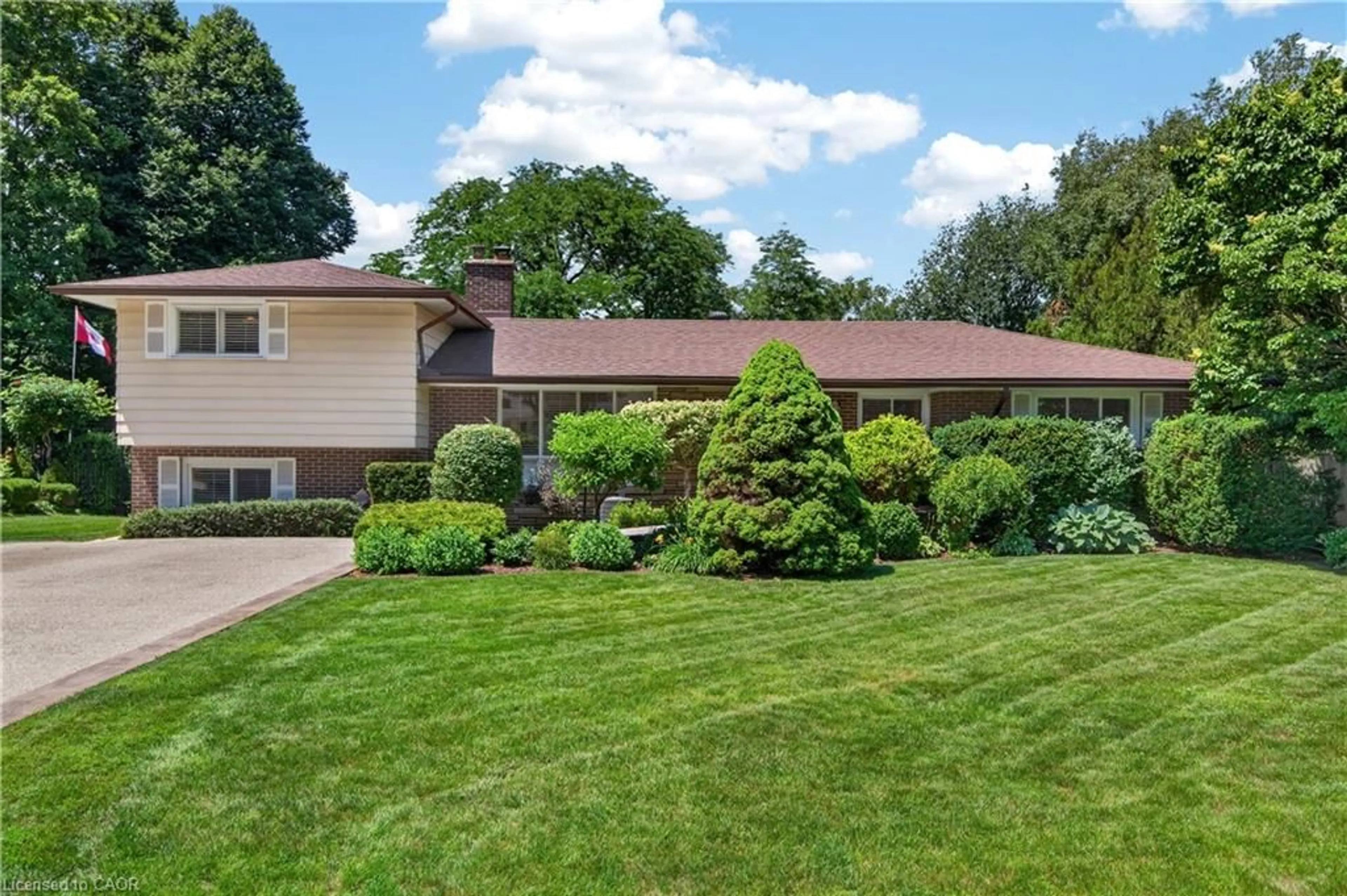 A pic from outside/outdoor area/front of a property/back of a property/a pic from drone, unknown for 657 Iroquois Ave, Ancaster Ontario L9G 3B6