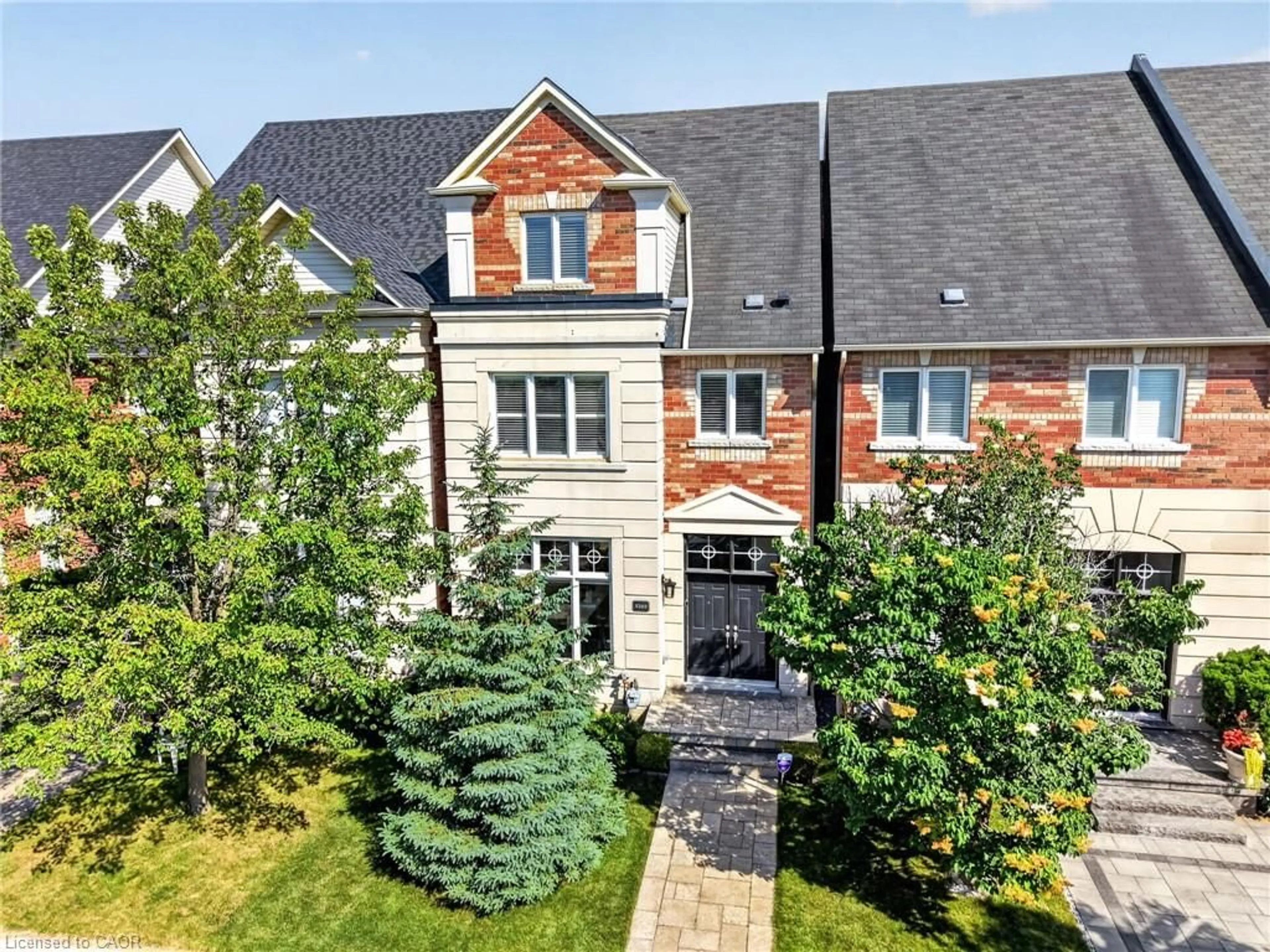 A pic from outside/outdoor area/front of a property/back of a property/a pic from drone, street for 5203 Preservation Cir, Mississauga Ontario L5M 7T3