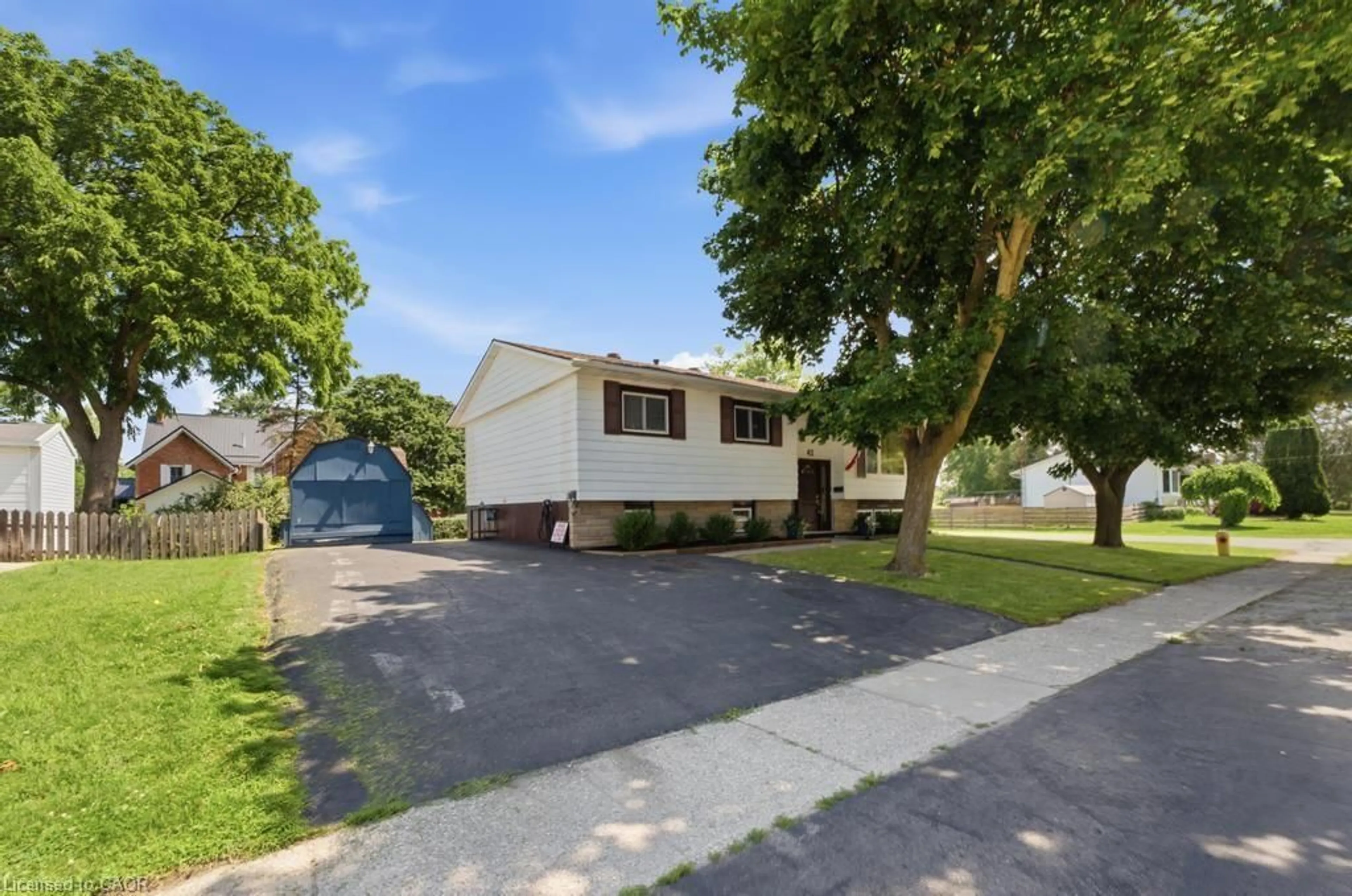 Home with vinyl exterior material, street for 42 Jane St, Hagersville Ontario N0A 1H0