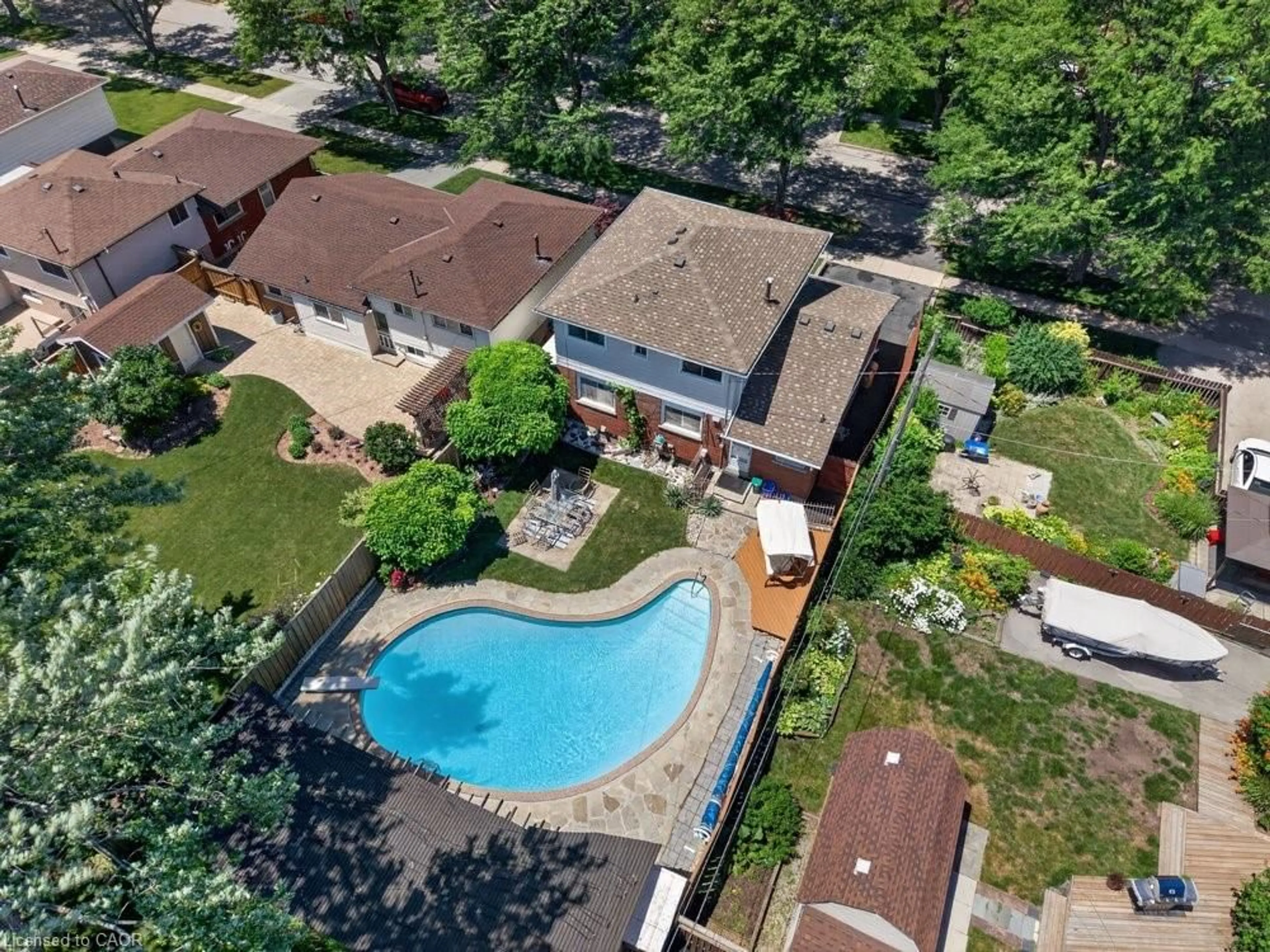 A pic from outside/outdoor area/front of a property/back of a property/a pic from drone, street for 2440 Cyprus Ave, Burlington Ontario L7P 1G6
