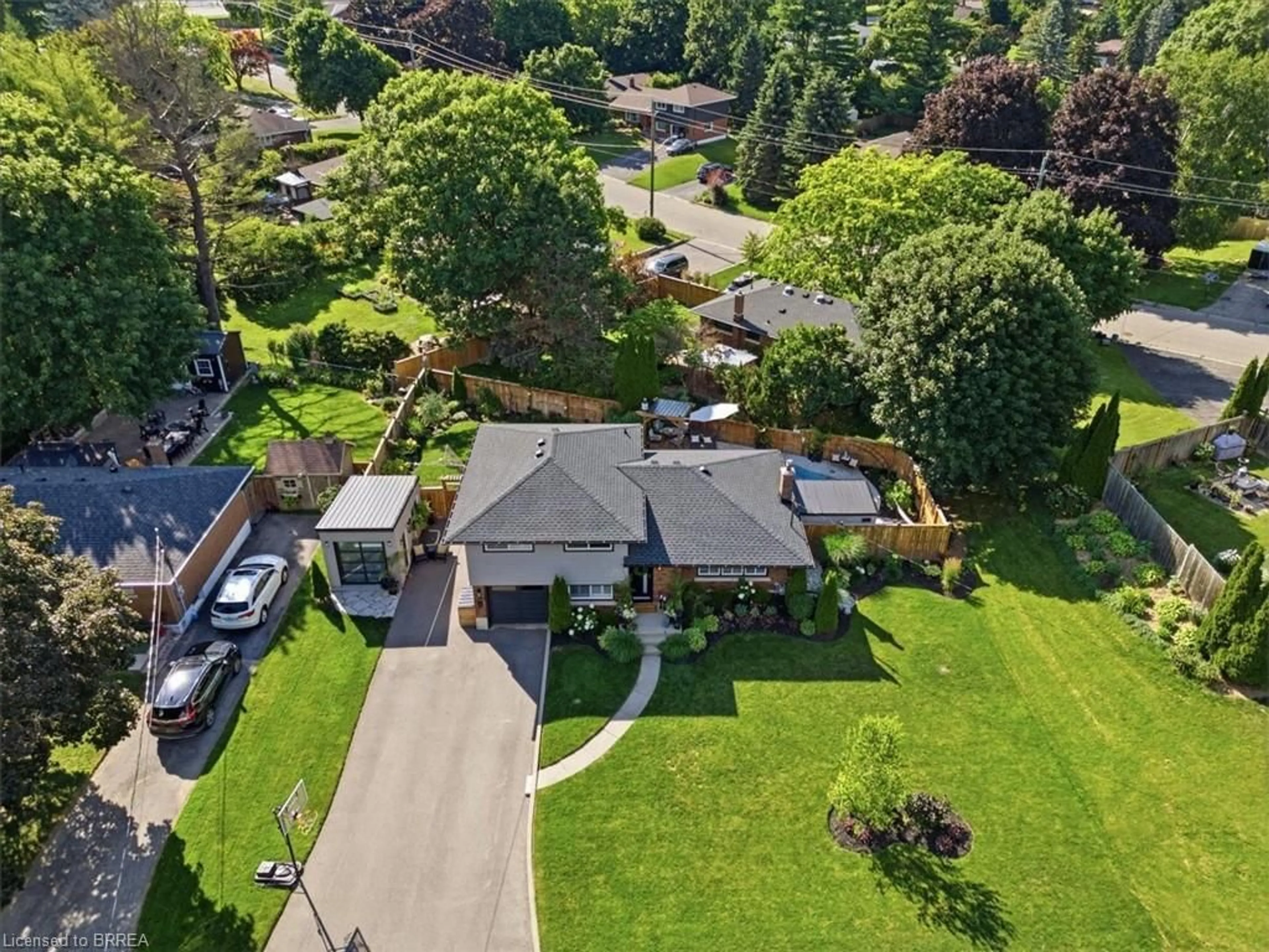 A pic from outside/outdoor area/front of a property/back of a property/a pic from drone, street for 28 Riverview Terr, Paris Ontario N3L 2P4