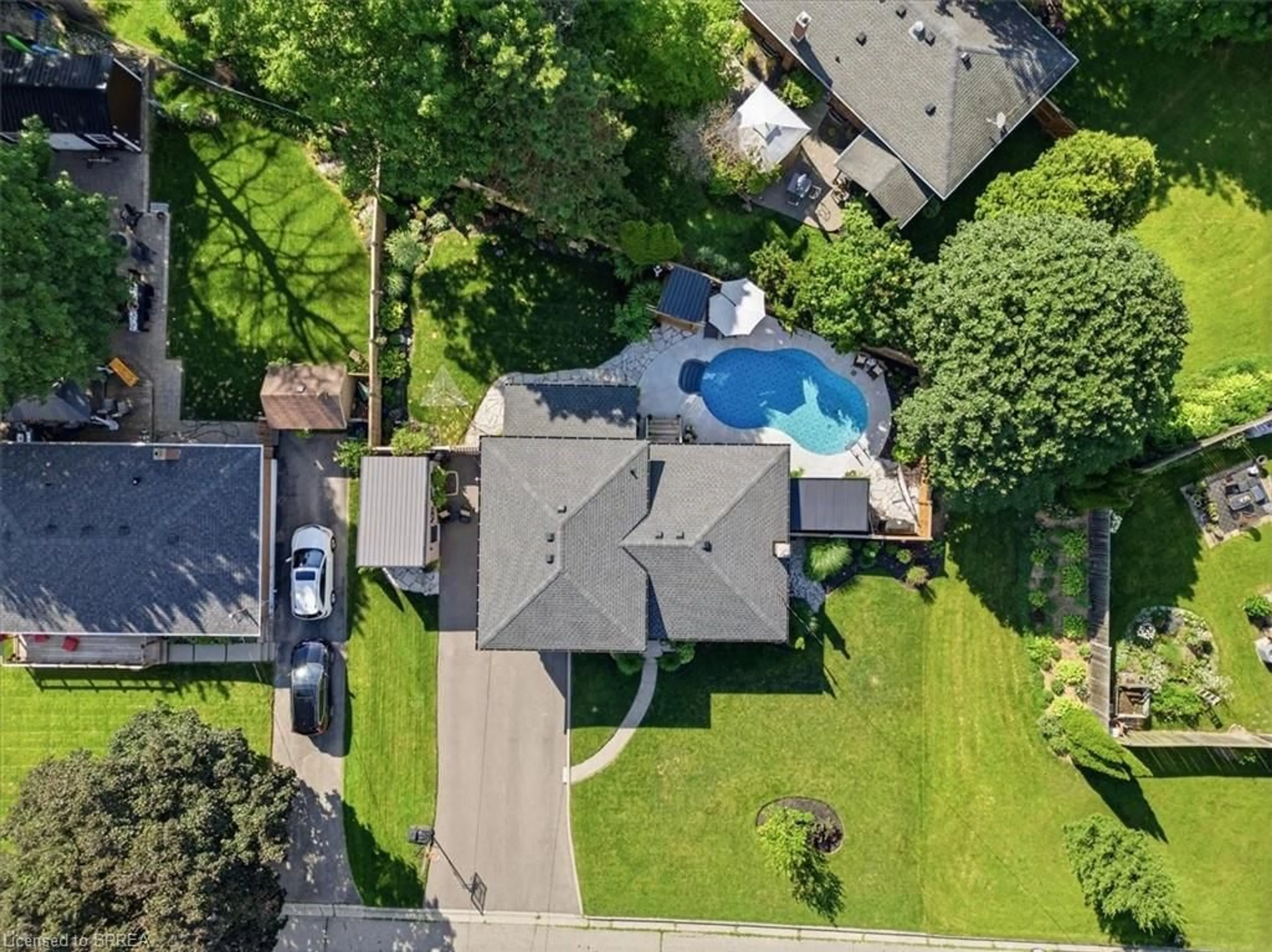 A pic from outside/outdoor area/front of a property/back of a property/a pic from drone, street for 28 Riverview Terr, Paris Ontario N3L 2P4