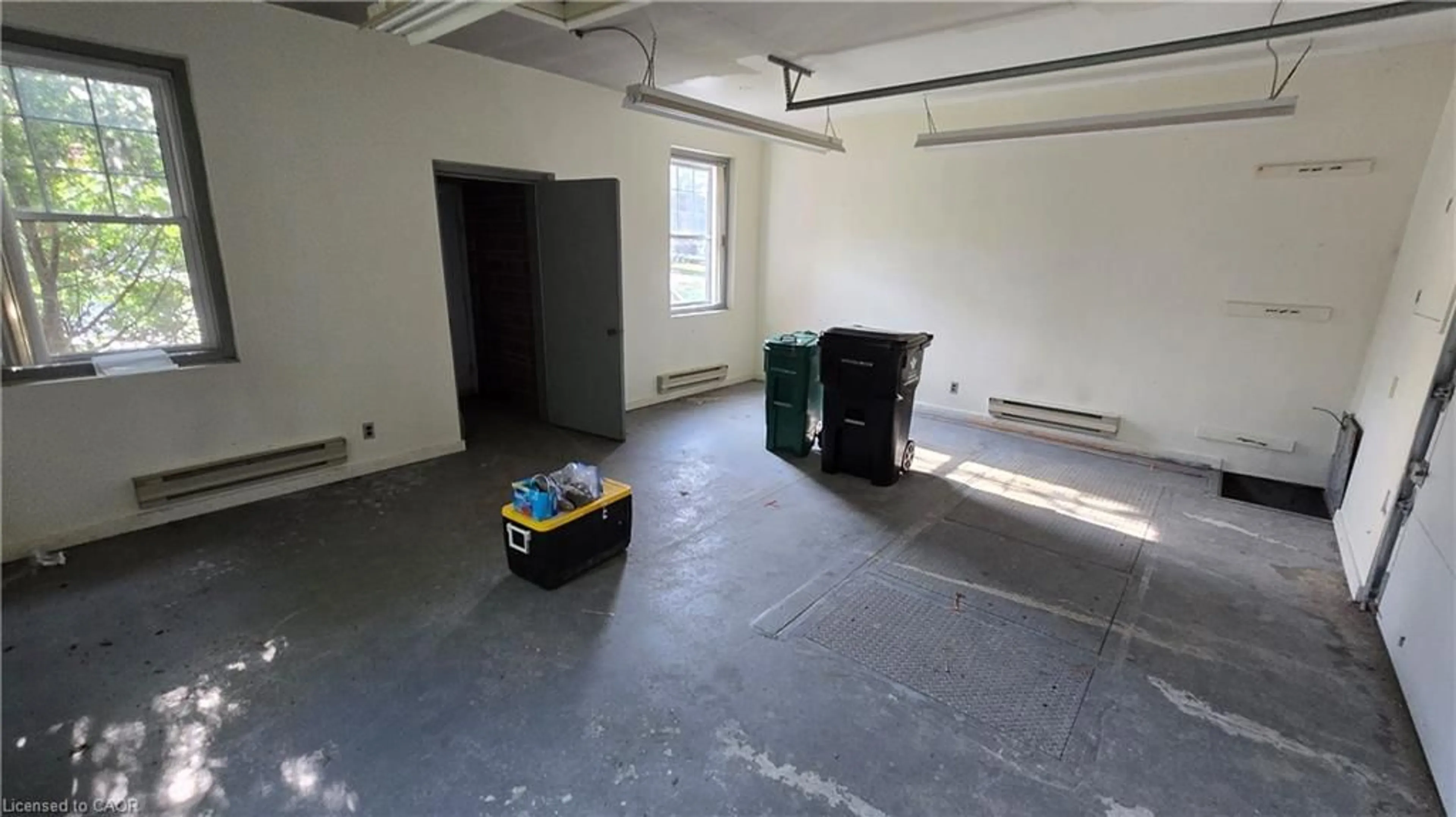 Indoor garage for 1504 Concession Rd, Cambridge Ontario N3H 4L9