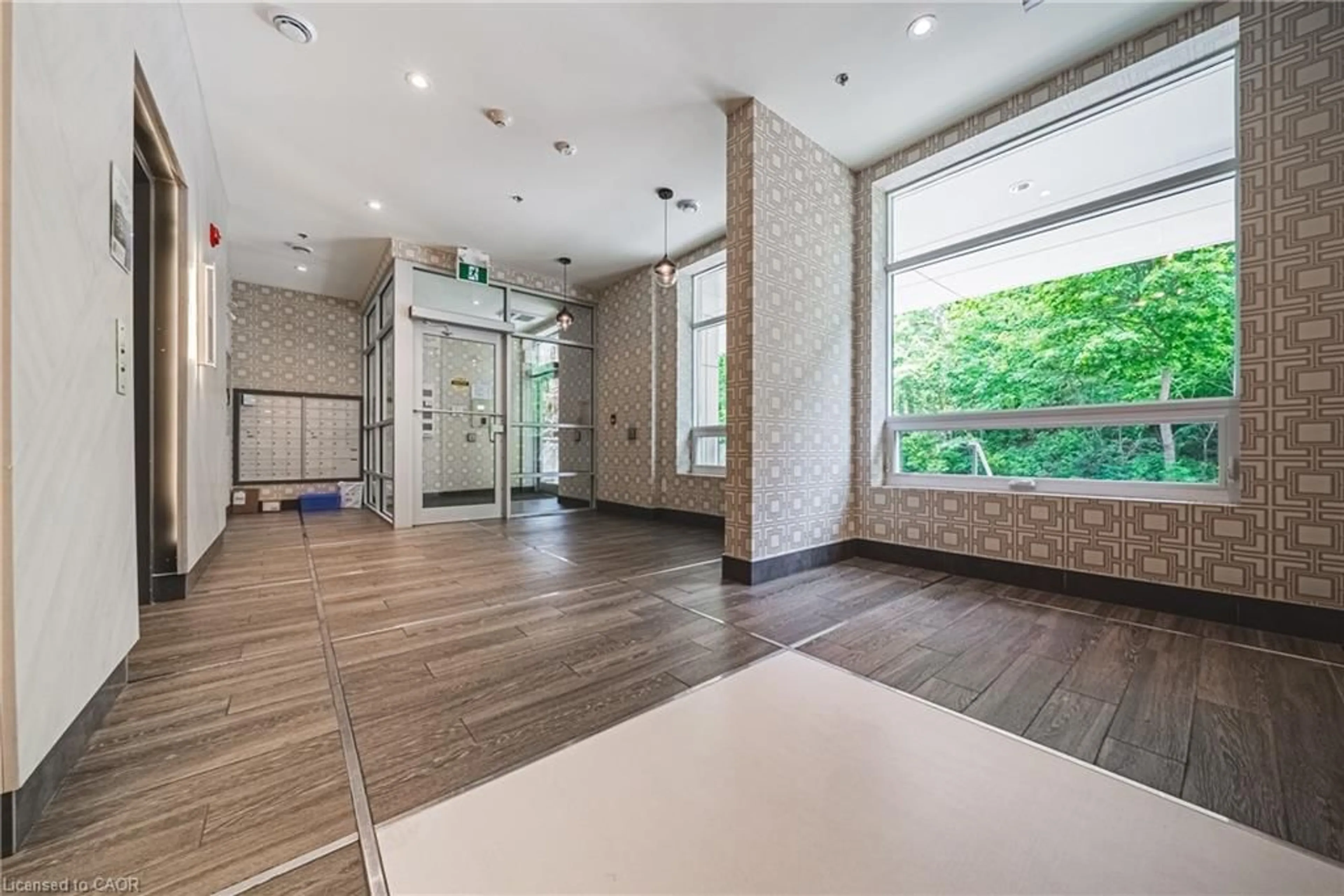 Indoor foyer for 479 Charlton Ave #105, Hamilton Ontario L8N 0B4