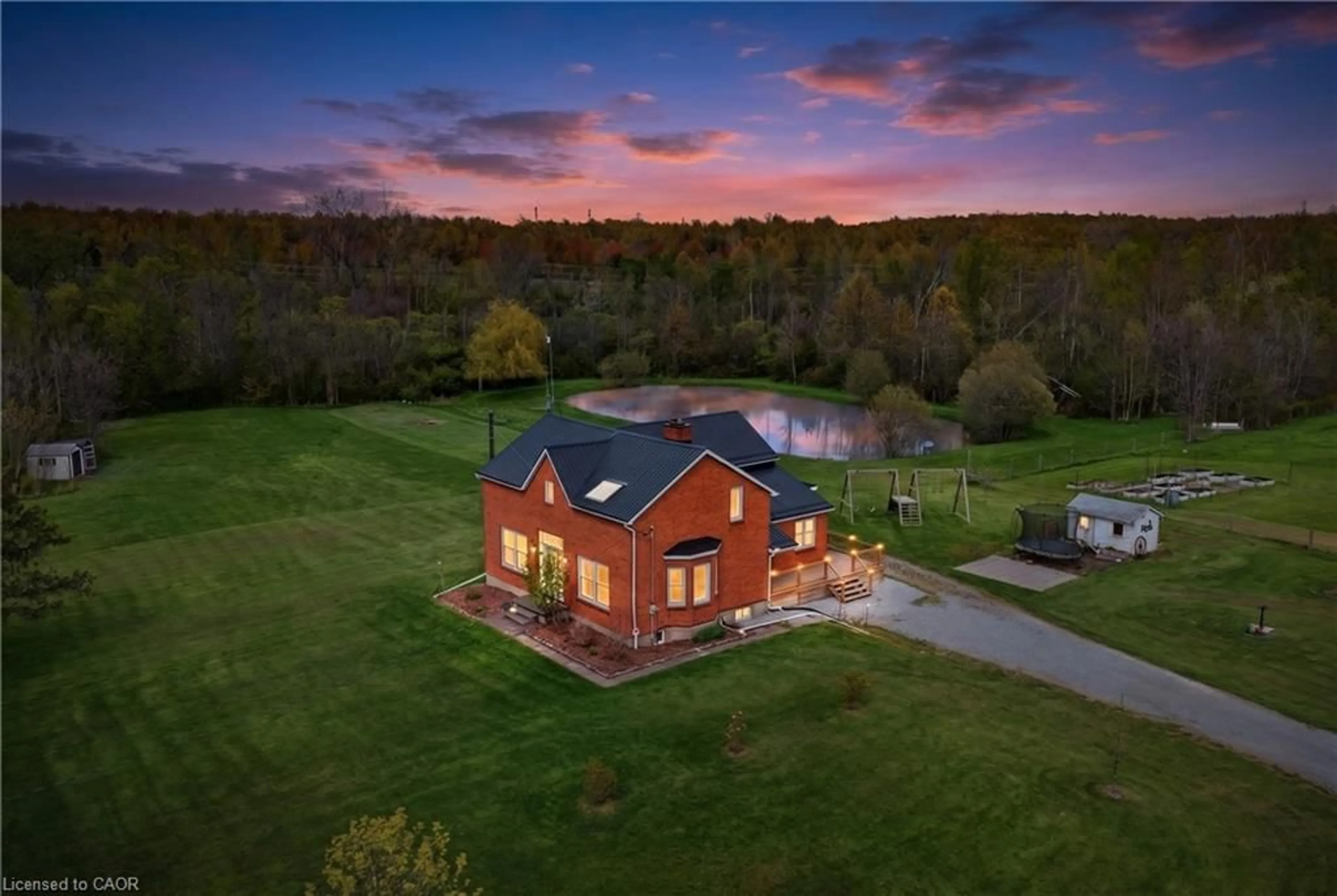 A pic from outside/outdoor area/front of a property/back of a property/a pic from drone, unknown for 2266 Pettit Rd, Fort Erie Ontario L2A 5M4