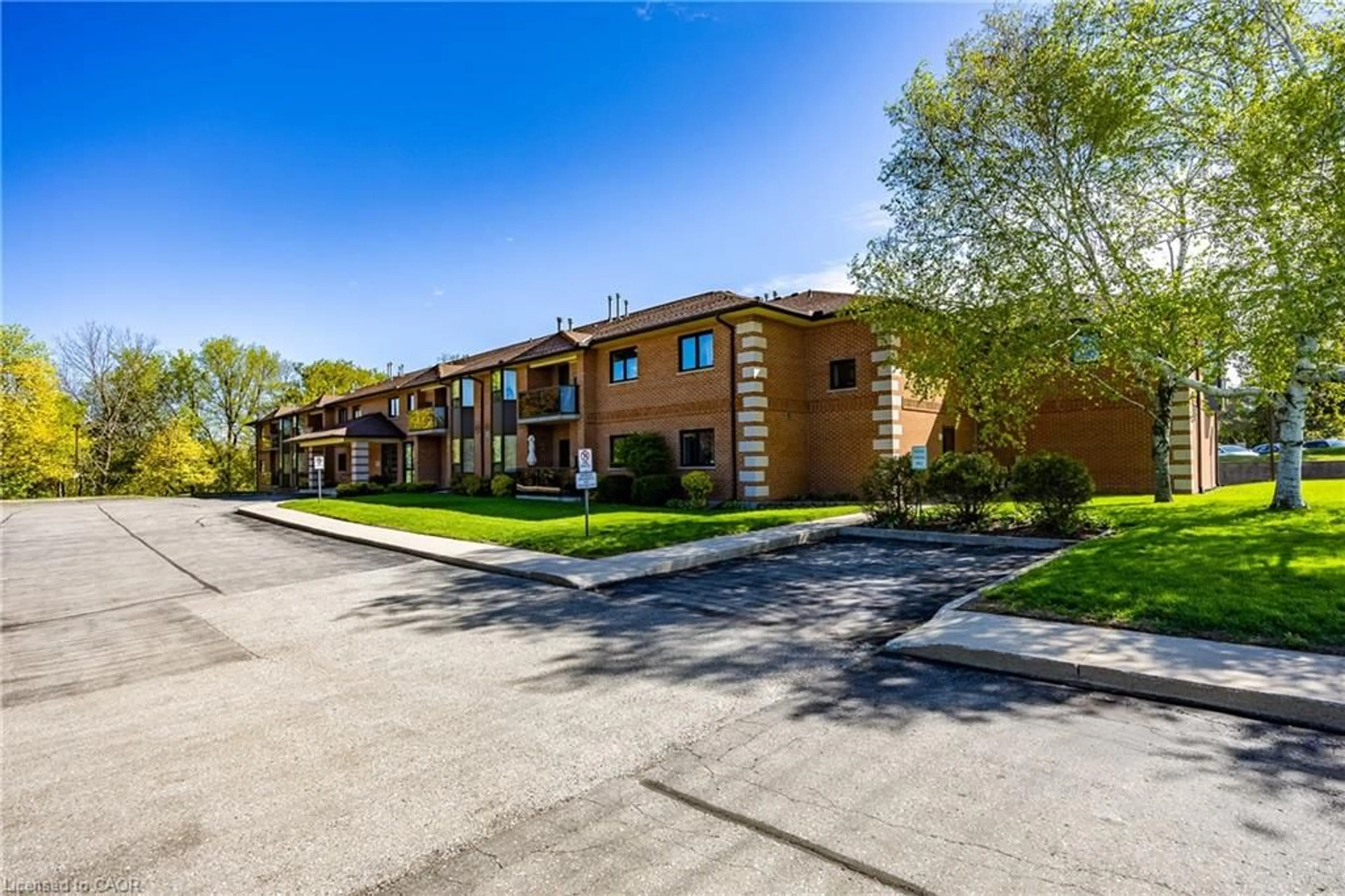 Patio, street for 303 William St #205, Delhi Ontario N4B 1N1