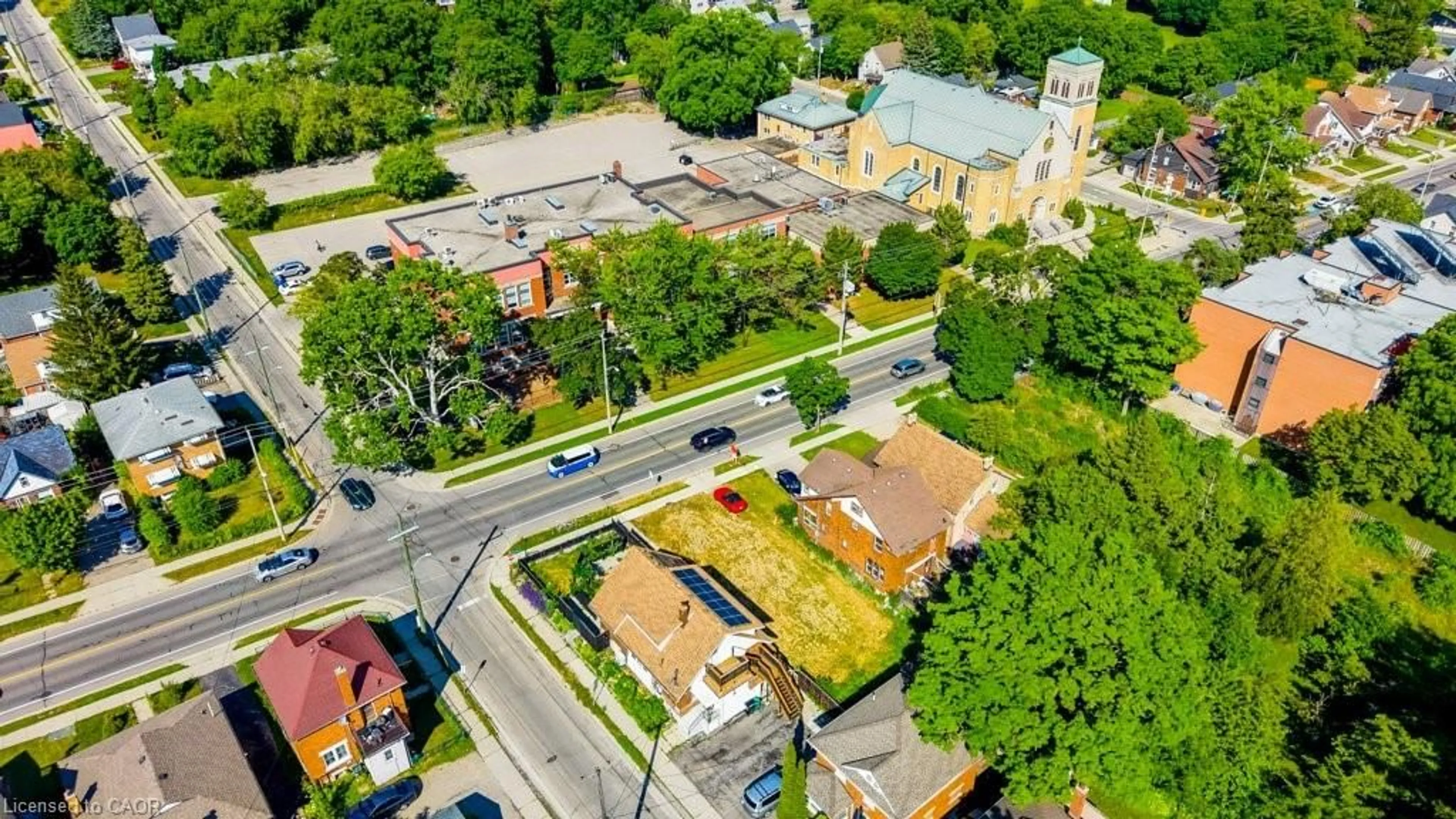 A pic from outside/outdoor area/front of a property/back of a property/a pic from drone, street for 153 Courtland Ave, Kitchener Ontario N2G 2V2